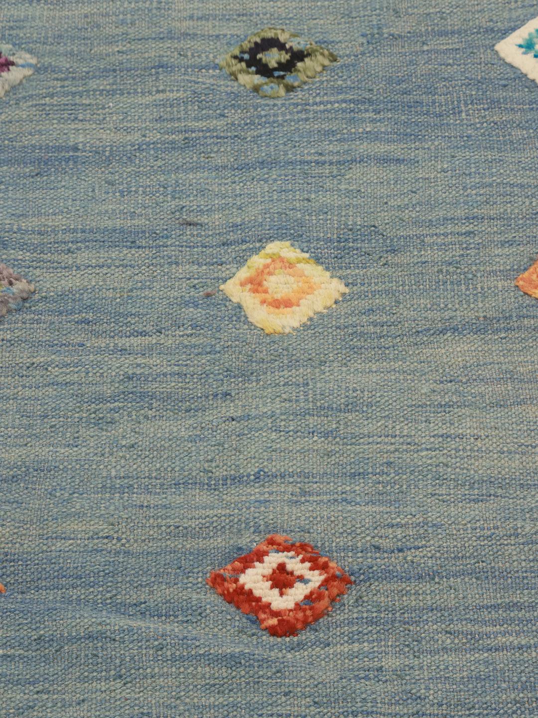 Handgeweven Afghaans Kilim kleed met een blauw veld en ruitmotieven