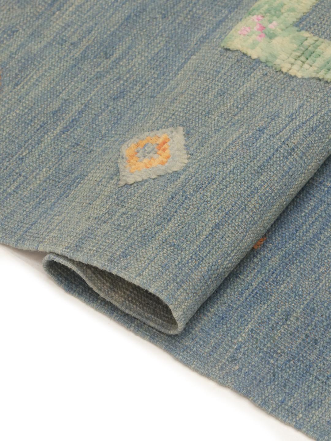 Handgeweven Afghaans Kilim kleed met een blauw veld en ruitmotieven
