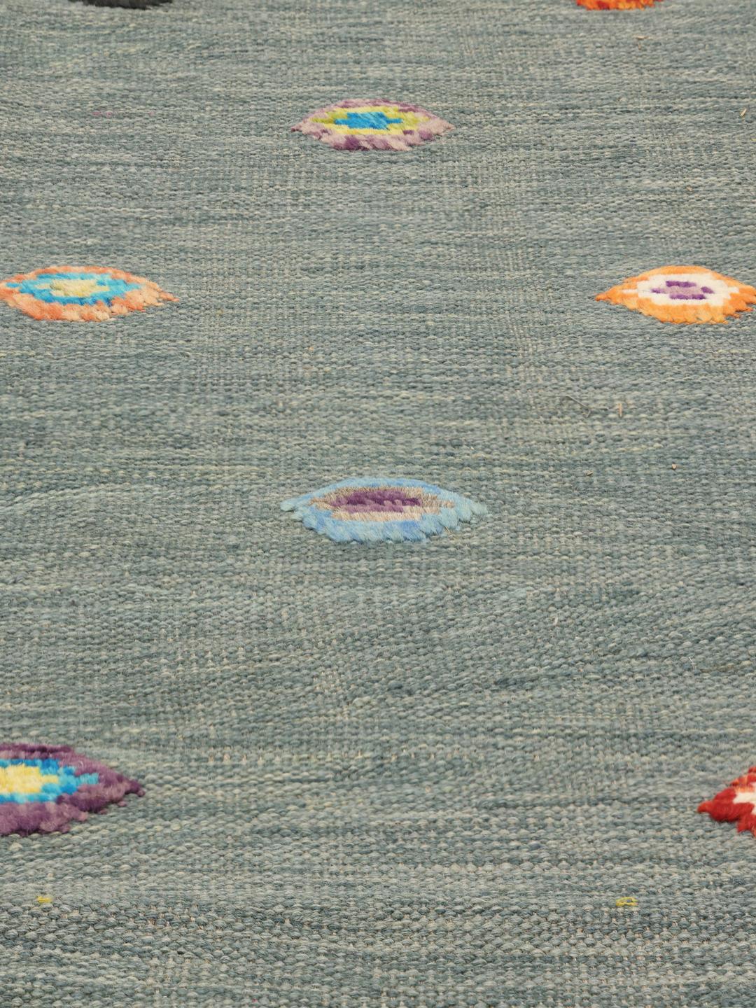 Handgeweven Afghaans Kilim tapijt in blauw met kleurrijke verspreide motieven