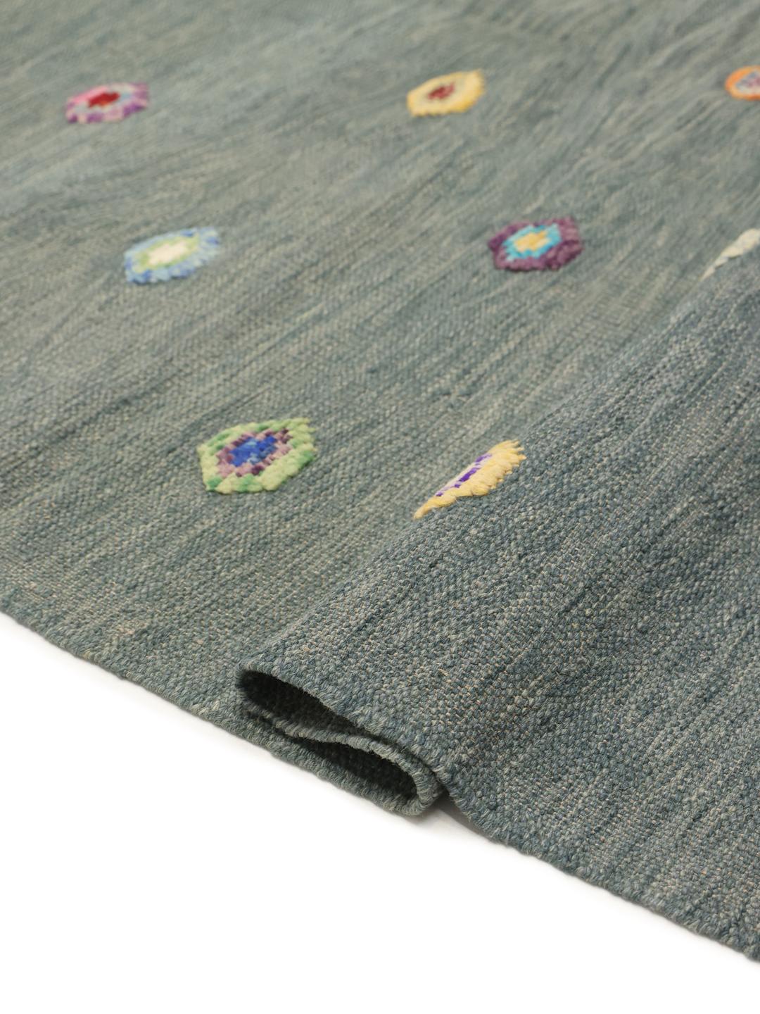 Handgeweven Afghaans Kilim tapijt in blauw met kleurrijke verspreide motieven
