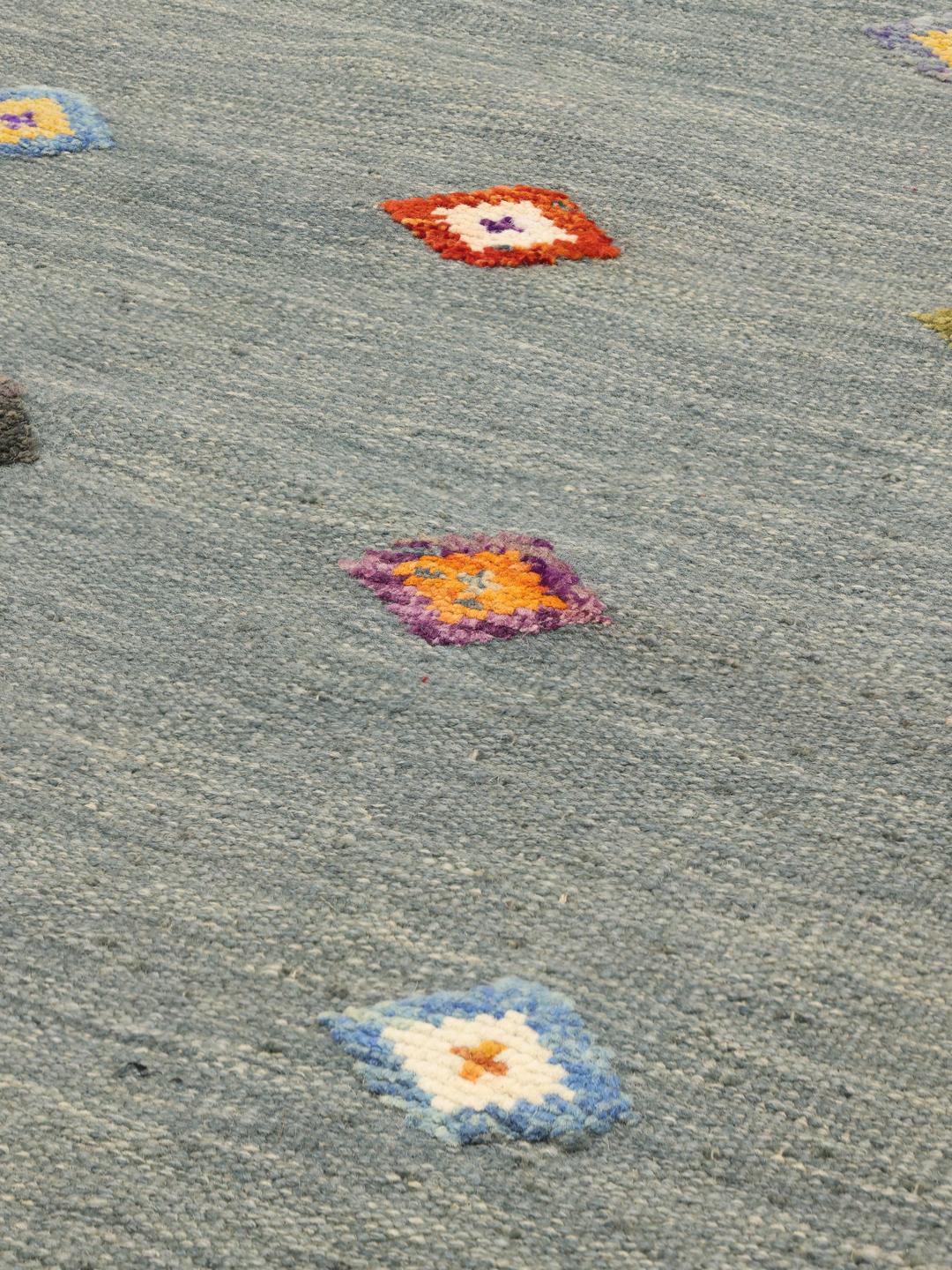 Tapis afghan Kelim Nimbaft tissé à la main présentant un champ bleu avec des motifs en losange multicolores