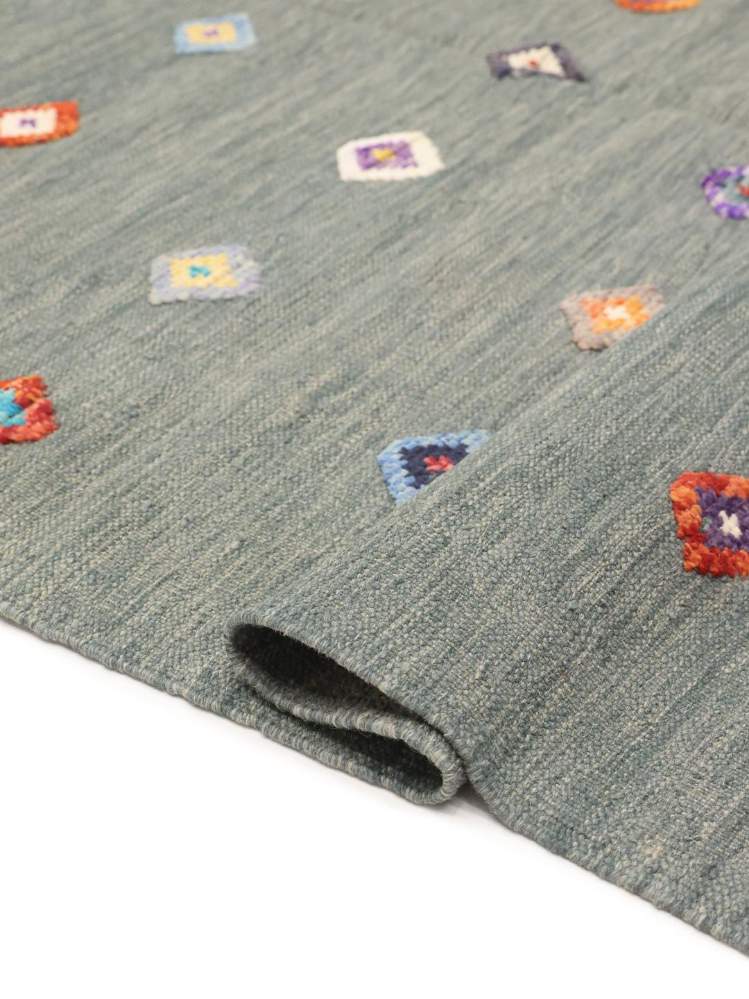 Tapis afghan Kelim Nimbaft tissé à la main présentant un champ bleu avec des motifs en losange multicolores