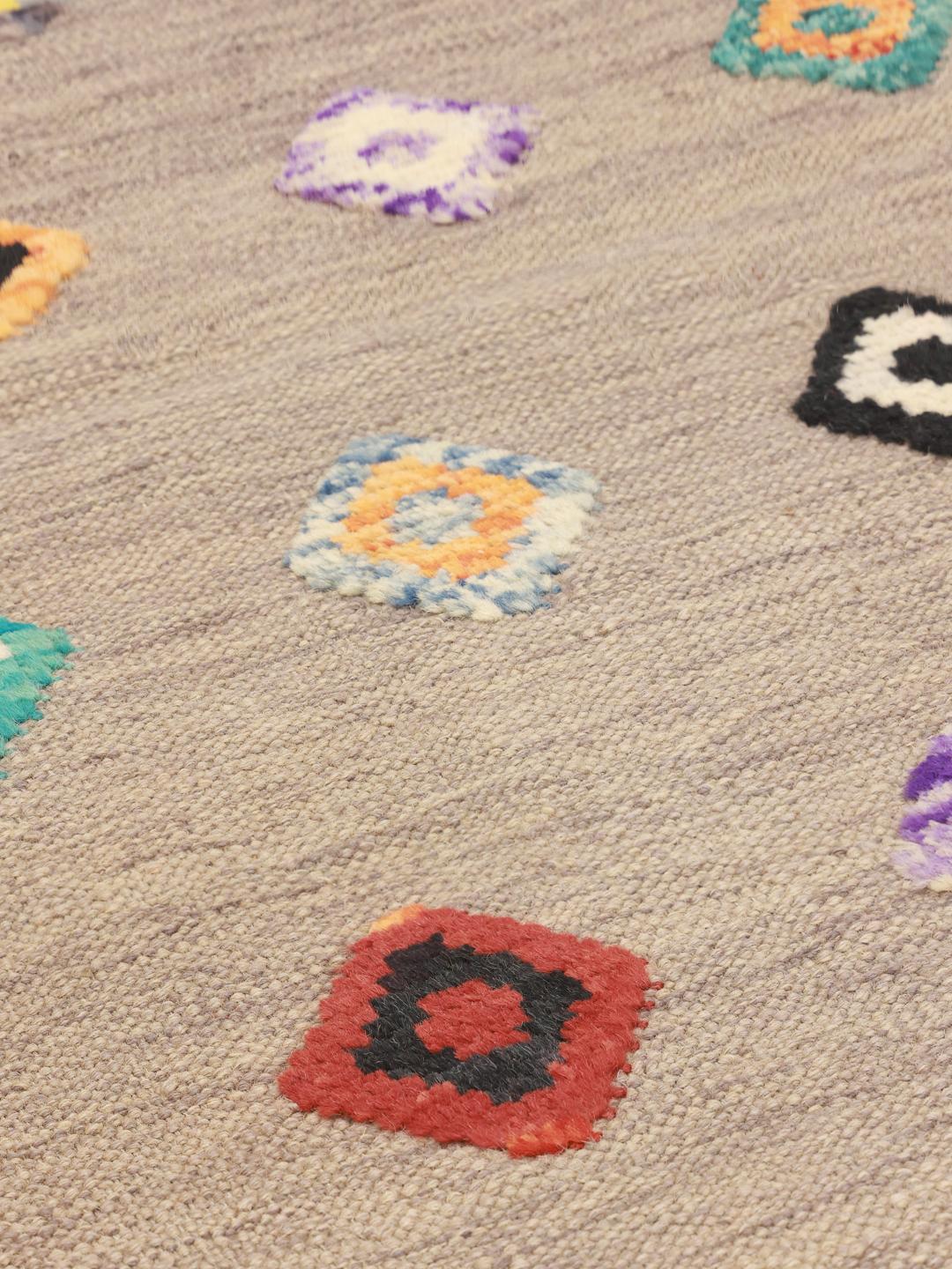 Tappeto Kilim Nimbaft artigianale dal Medio Oriente con campo beige e motivi sparsi colorati