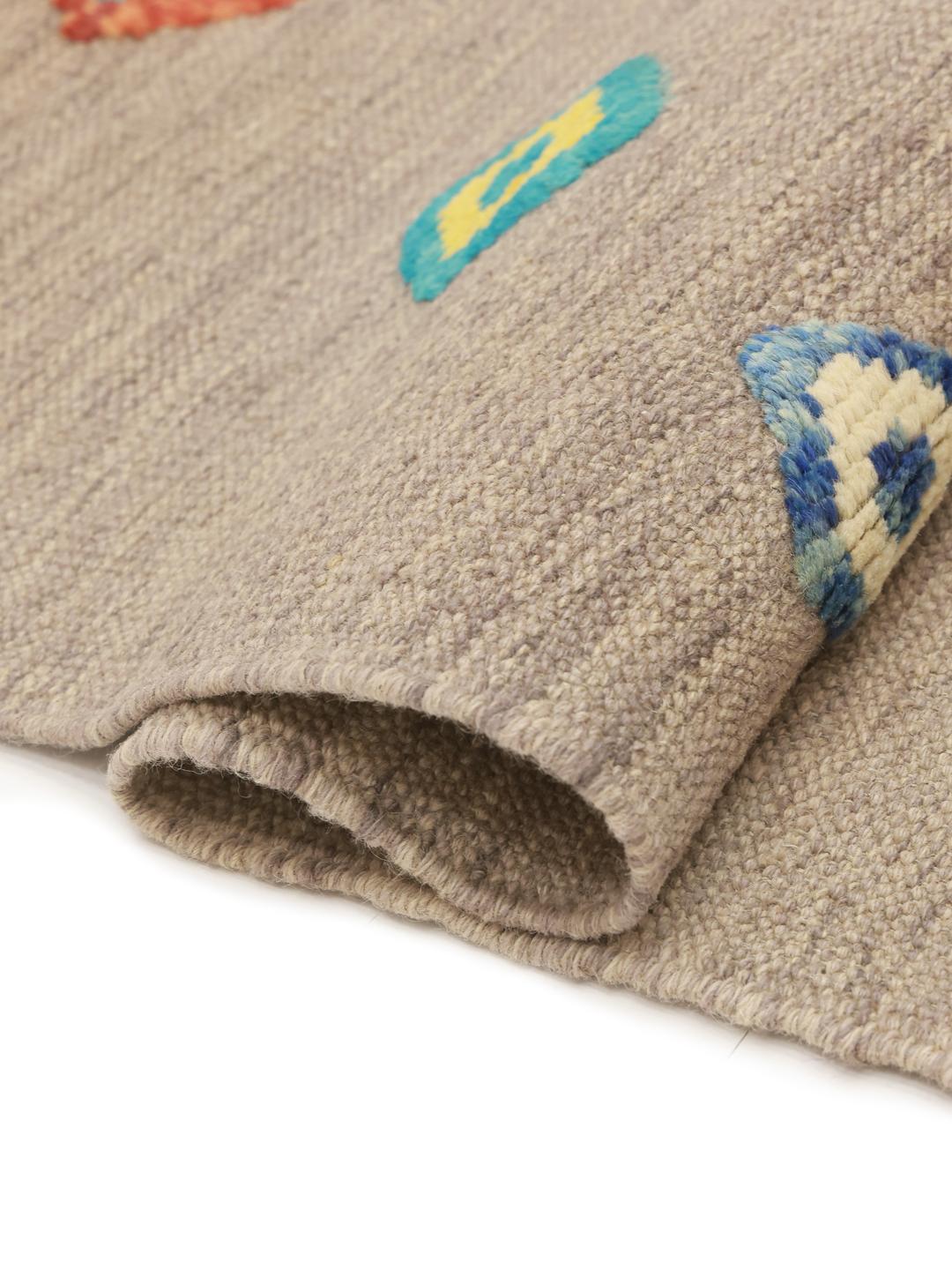 Tappeto Kilim Nimbaft artigianale dal Medio Oriente con campo beige e motivi sparsi colorati