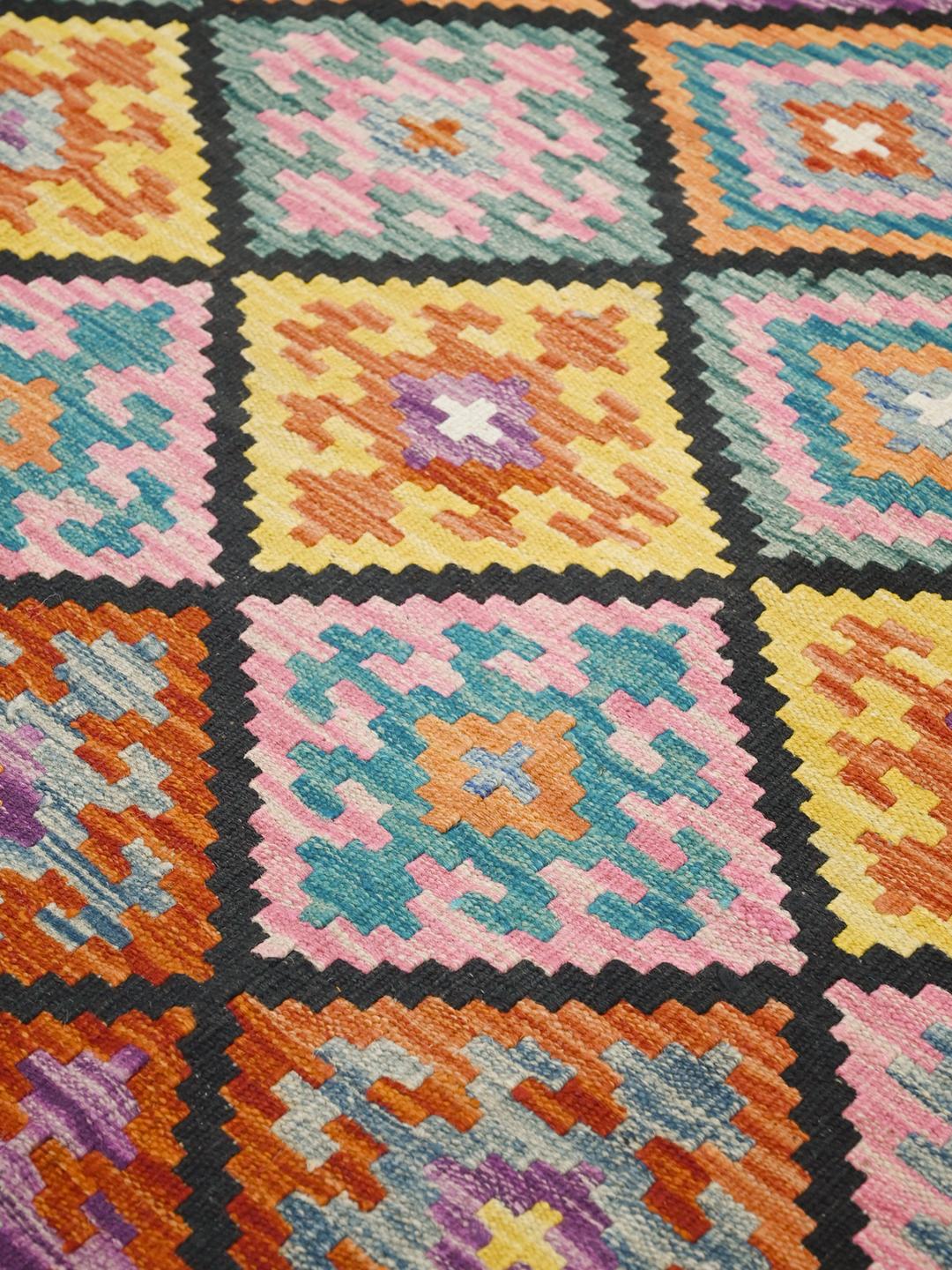 Handgeweven Afghaans Kelim-tapijt met een levendig veelkleurig geometrisch ruitpatroon