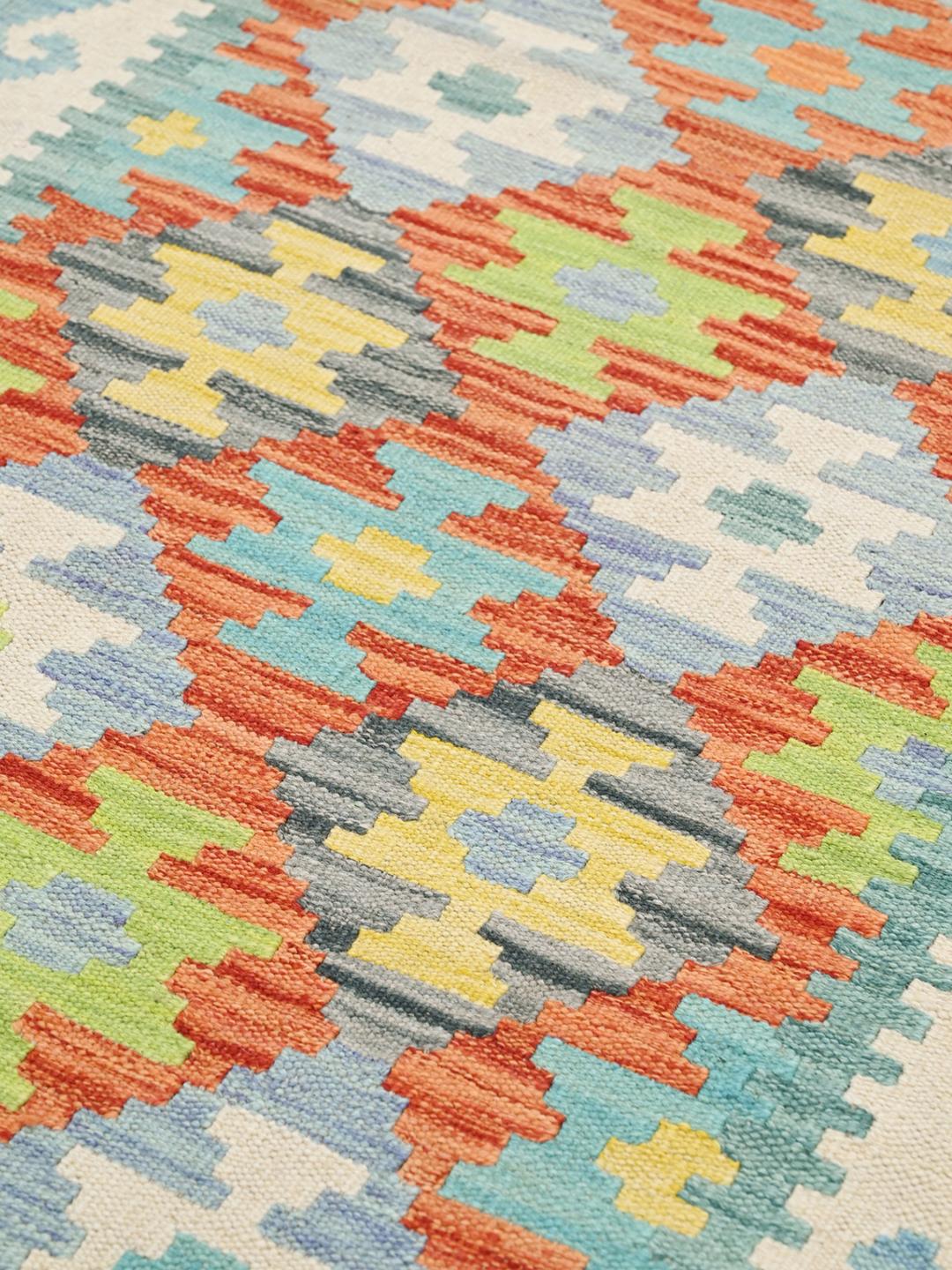 Runner afghano tessuto a mano con un vivace motivo geometrico a losanghe in lana multicolore.