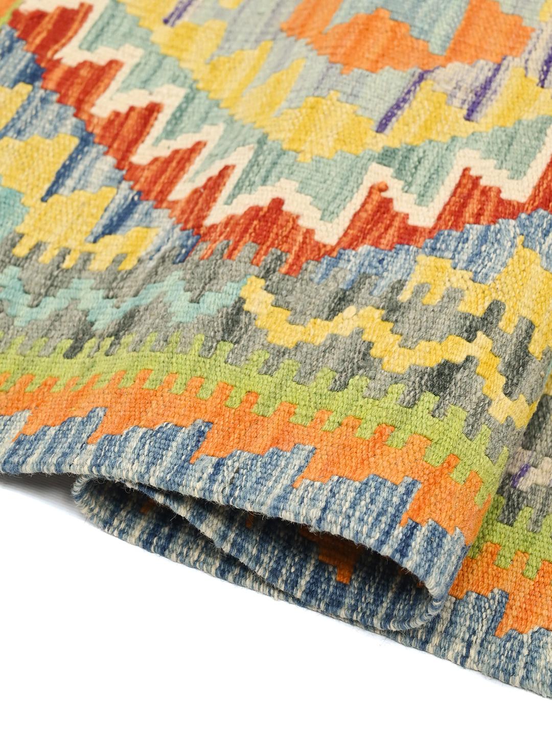 Runner afghano tessuto a mano con motivi geometrici colorati in lana multicolore.