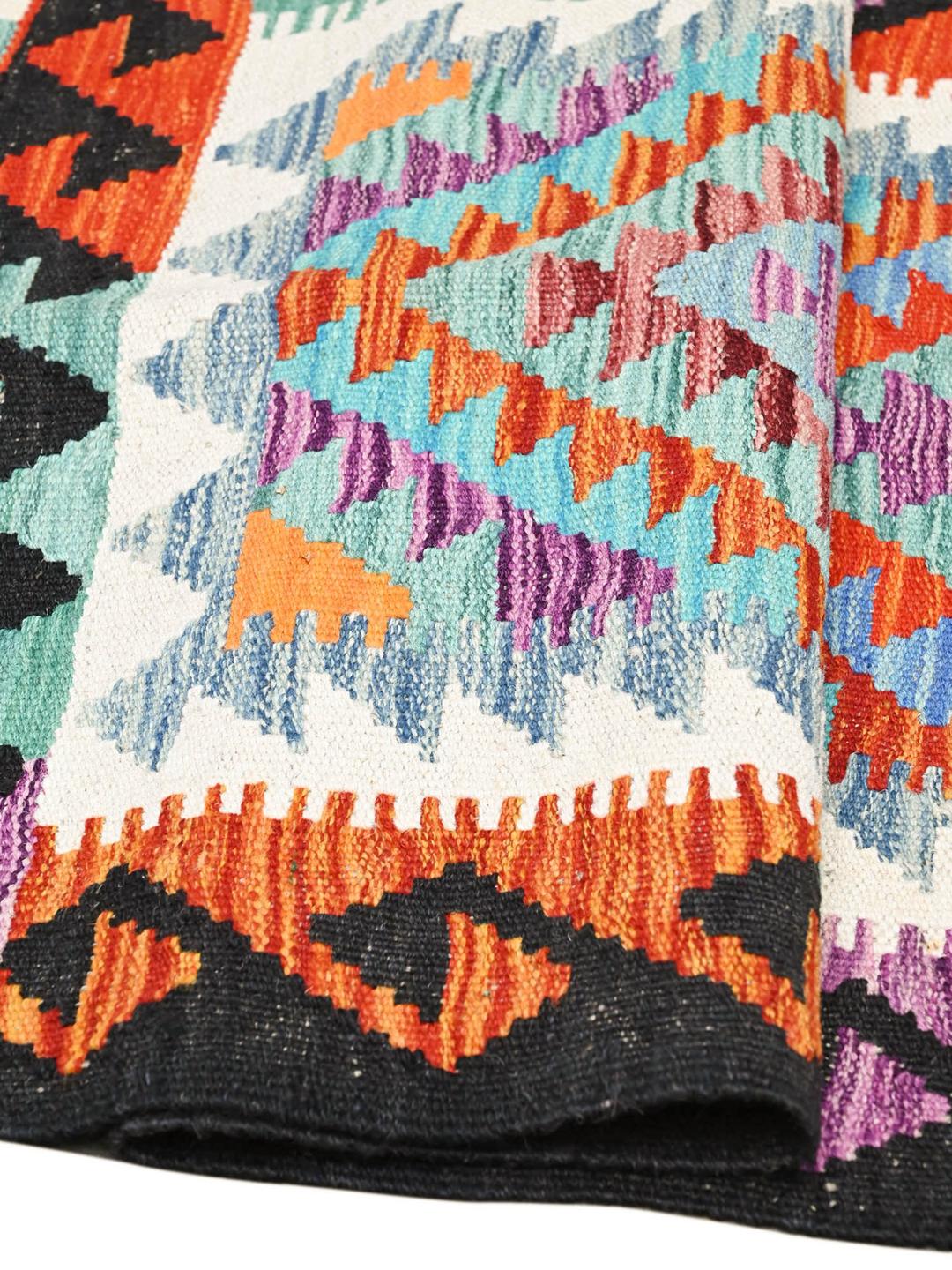 Een handgeweven loper uit Afghanistan met levendige, veelkleurige geometrische patronen.