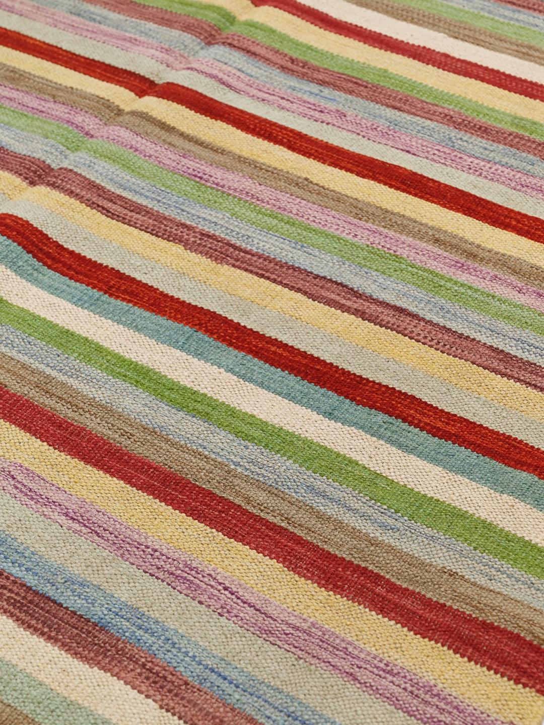 Tappeto Kilim afghano tessuto a mano con un vivace motivo a strisce multicolore