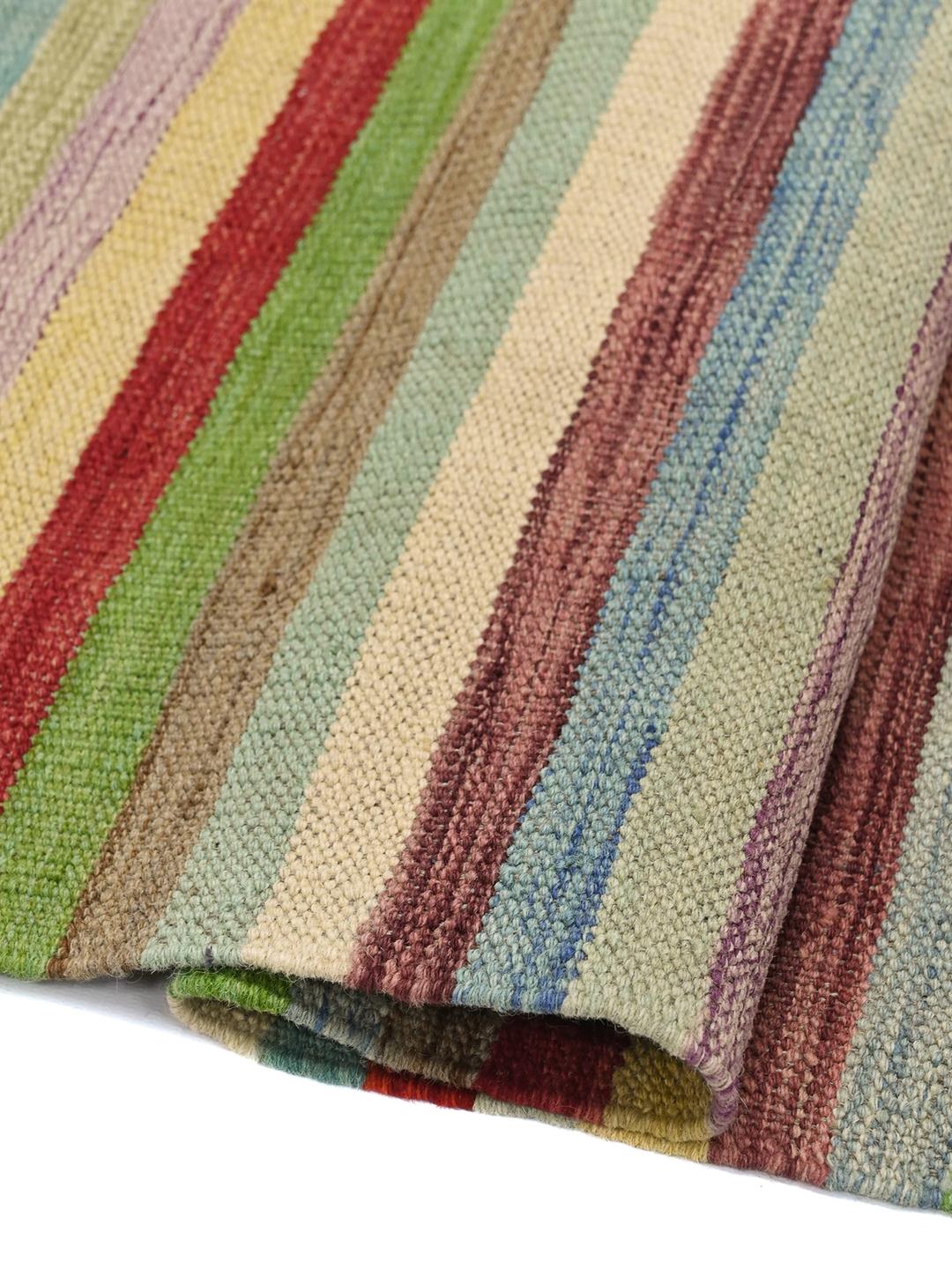 Tappeto Kilim afghano tessuto a mano con un vivace motivo a strisce multicolore