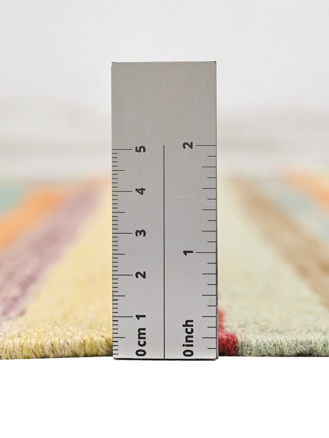 Tappeto Kilim afghano tessuto a mano con un vivace motivo a strisce multicolore
