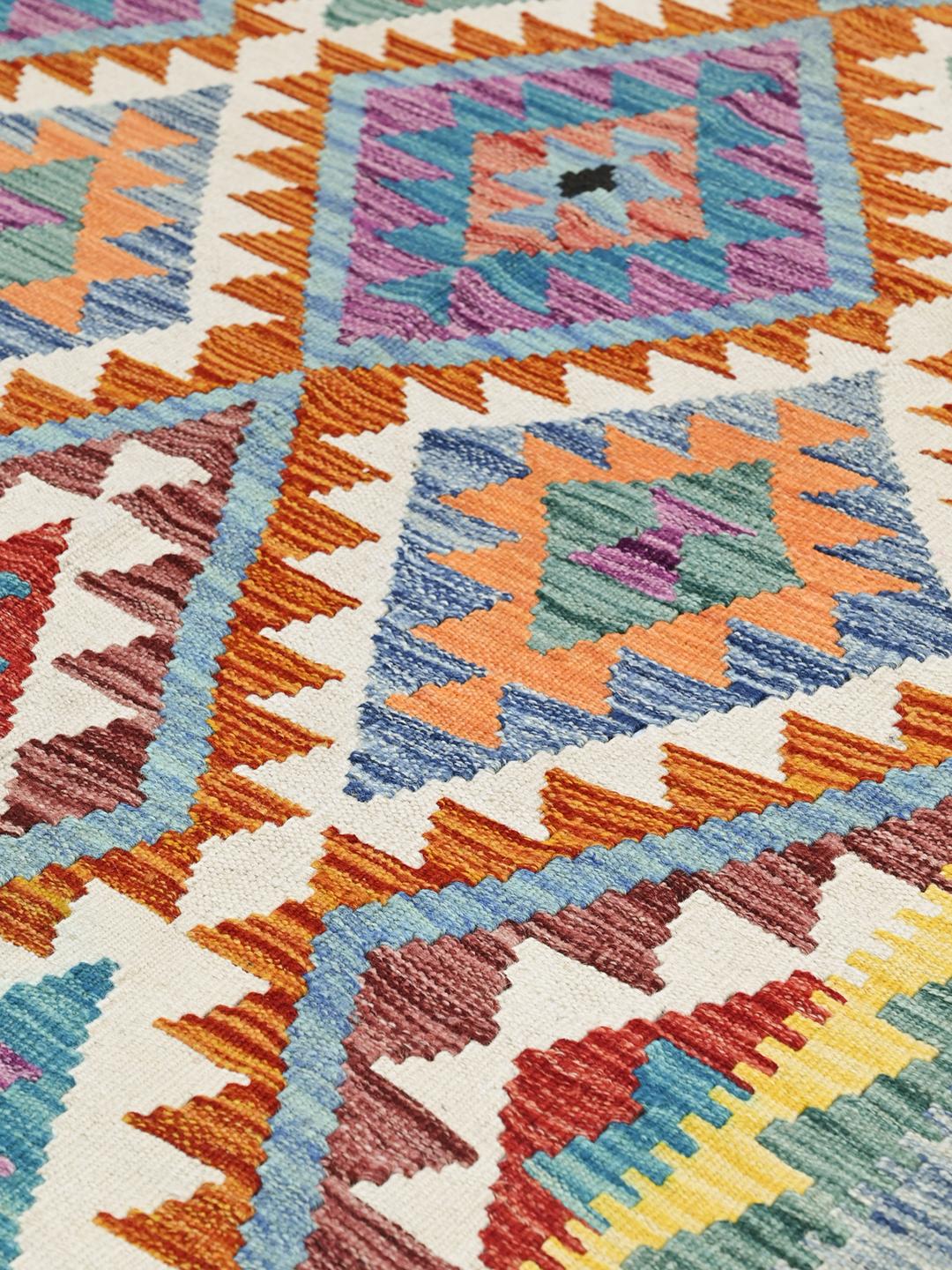 Handgeweven Afghan Kelim-tapijt met een levendig geometrisch ruitpatroon in veelkleurige wol.