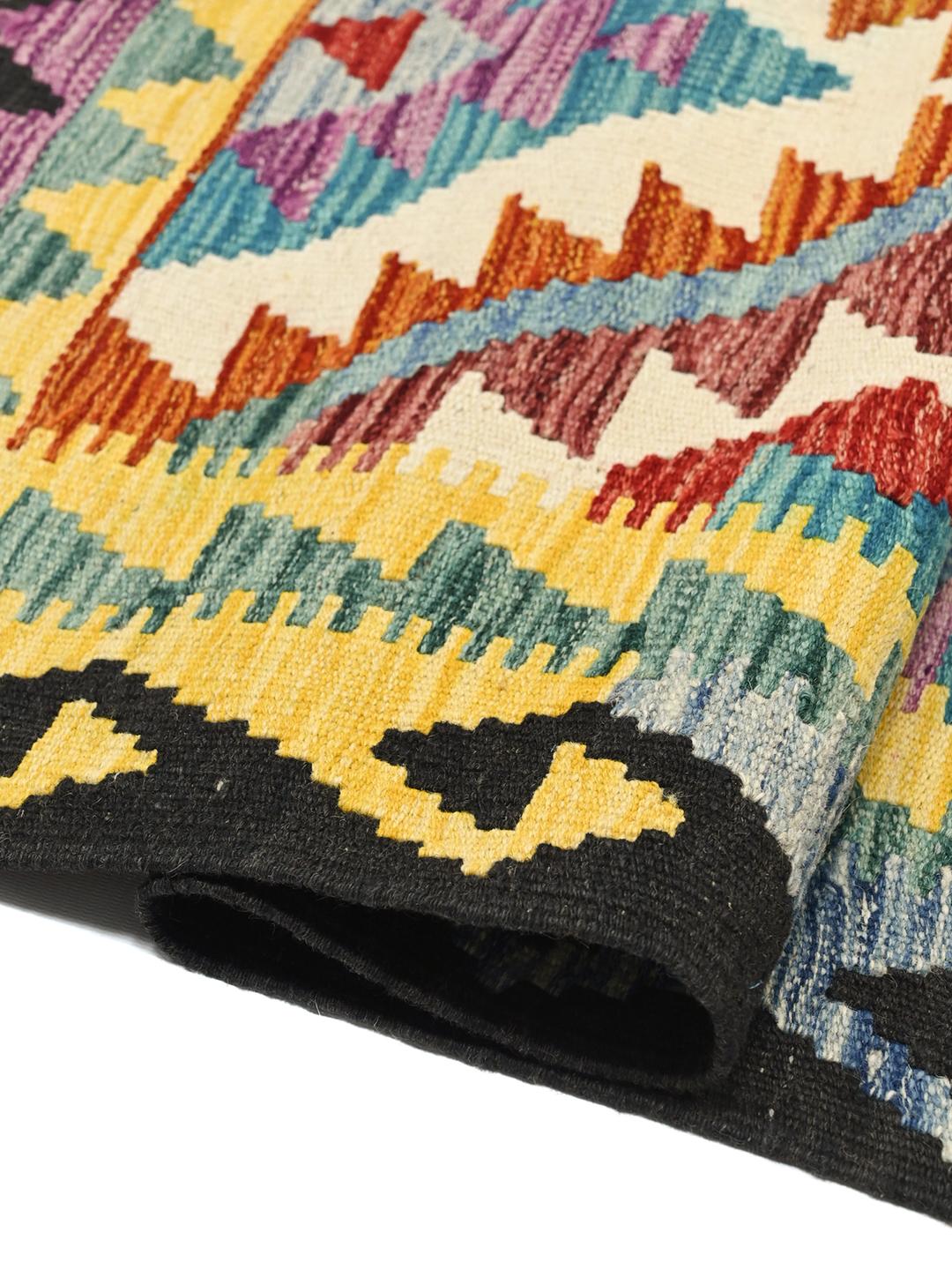 Handgeweven Afghan Kelim-tapijt met een levendig geometrisch ruitpatroon in veelkleurige wol.