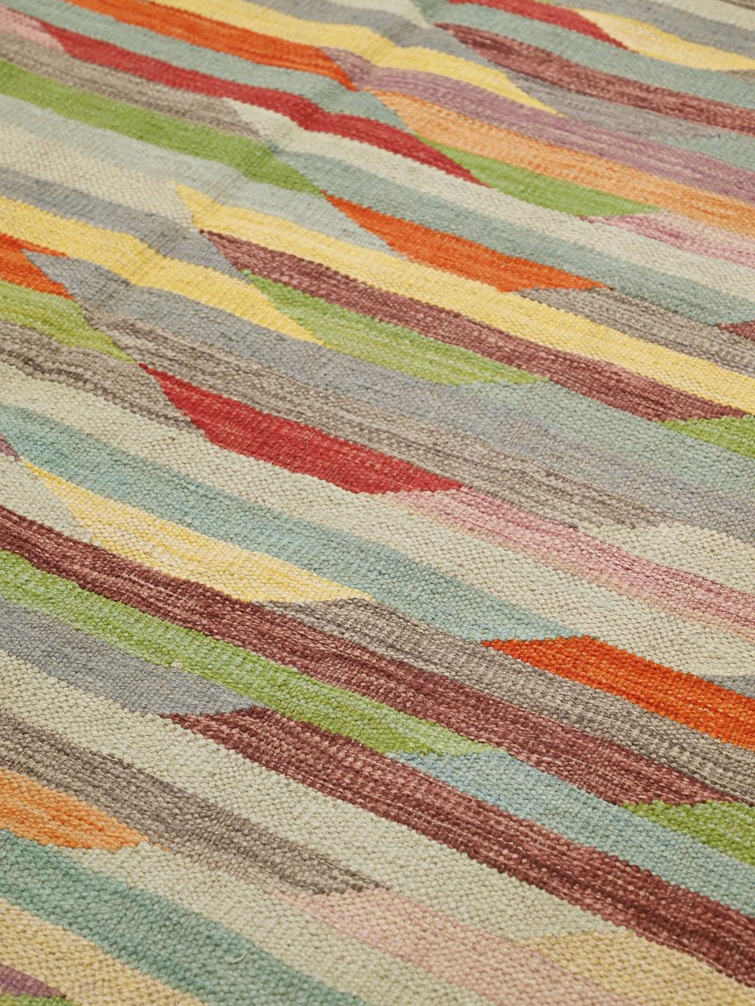 Tappeto Kilim afghano intrecciato a mano con un vibrante motivo geometrico multicolore