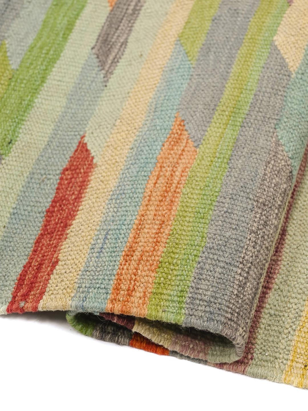 Tappeto Kilim afghano intrecciato a mano con un vibrante motivo geometrico multicolore
