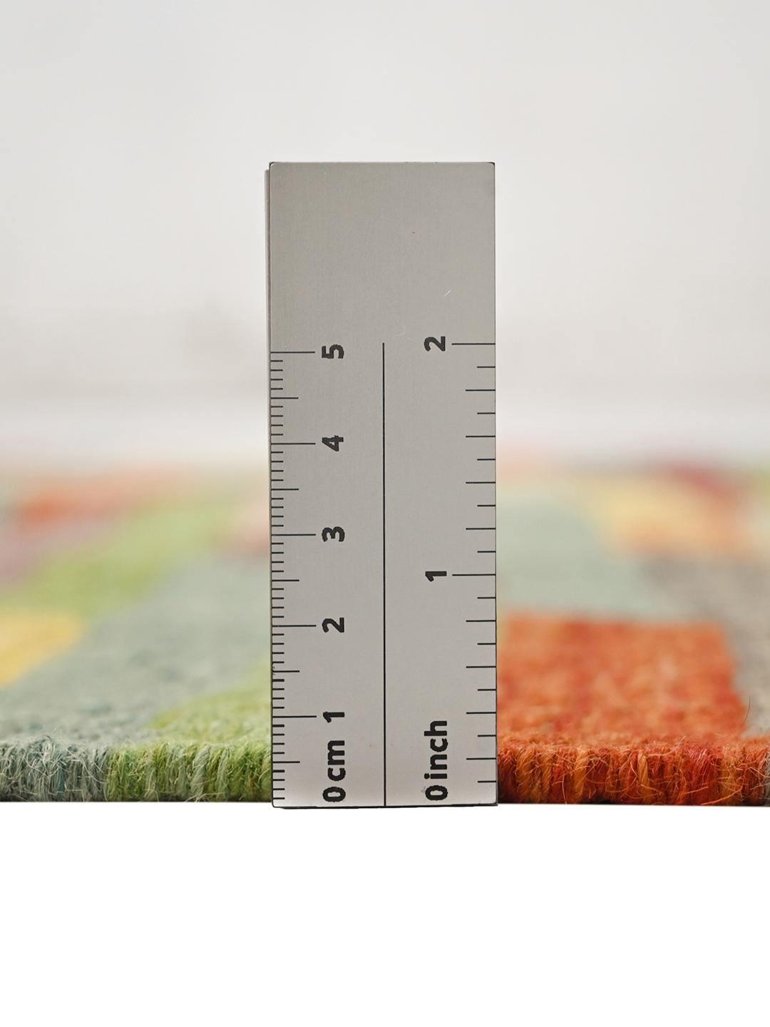 Tappeto Kilim afghano intrecciato a mano con un vibrante motivo geometrico multicolore