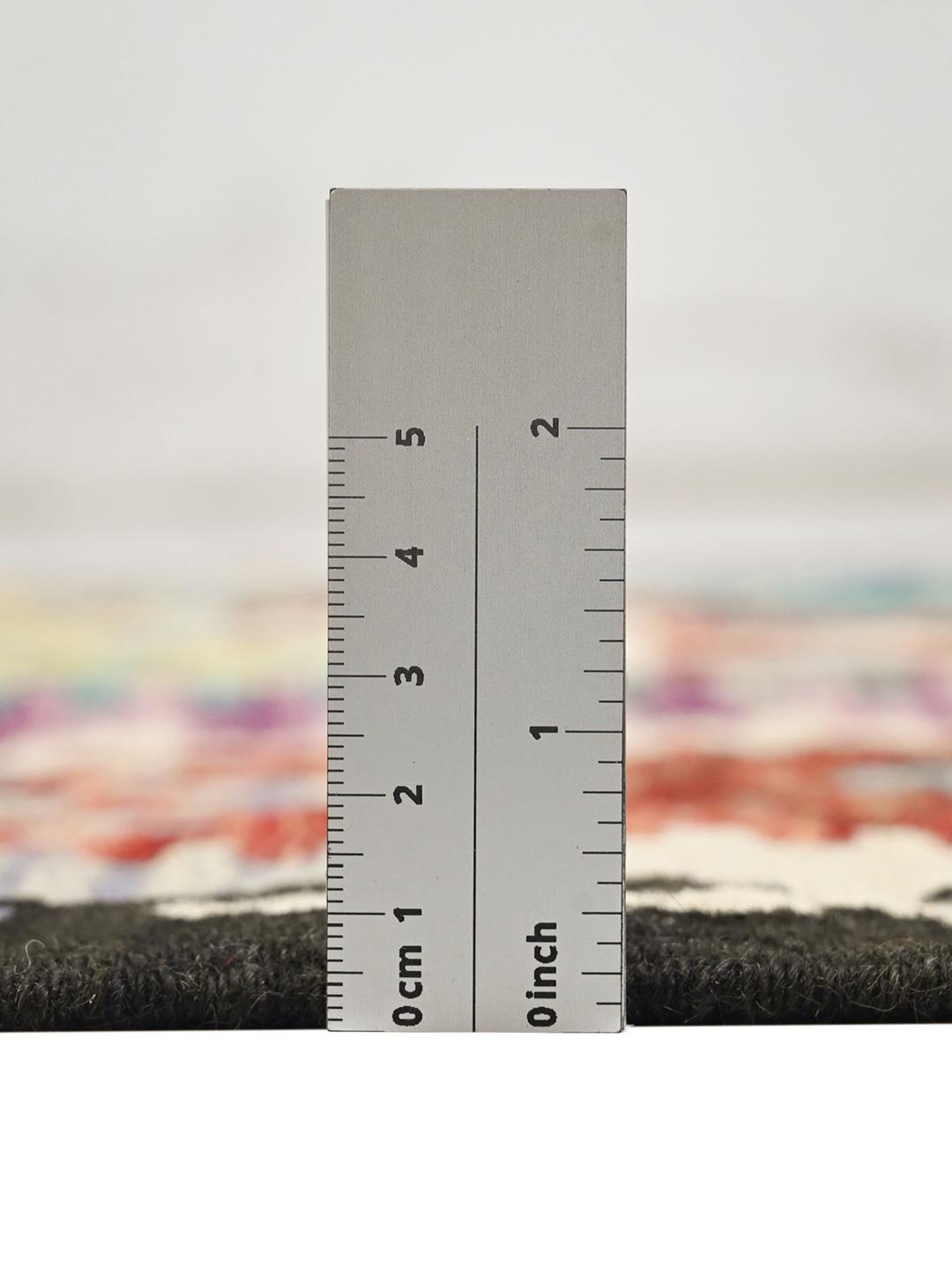 Een handgeweven Afghaans Kelim-kleed met een levendig, veelkleurig geometrisch patroon.