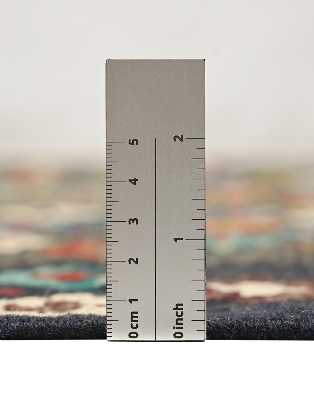 Ręcznie tkany afgański dywan typu kilim z geometrycznym, wielokolorowym wzorem na ciemnym tle