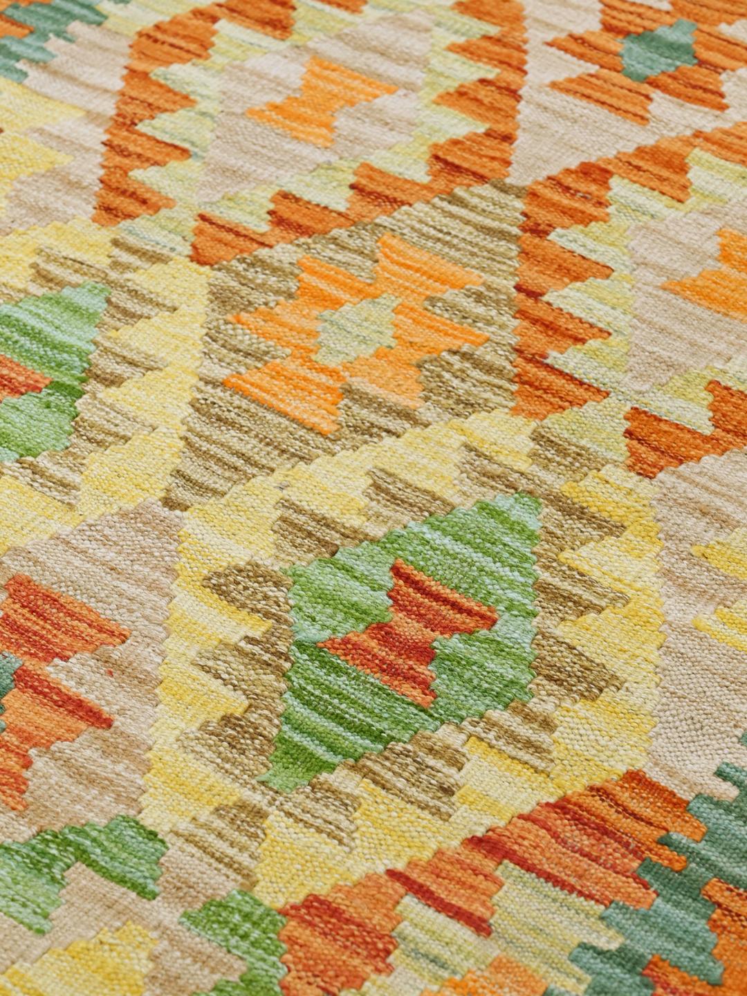 Tapis couloir Kelim Afghan tissé à la main dans des tons orange et vert