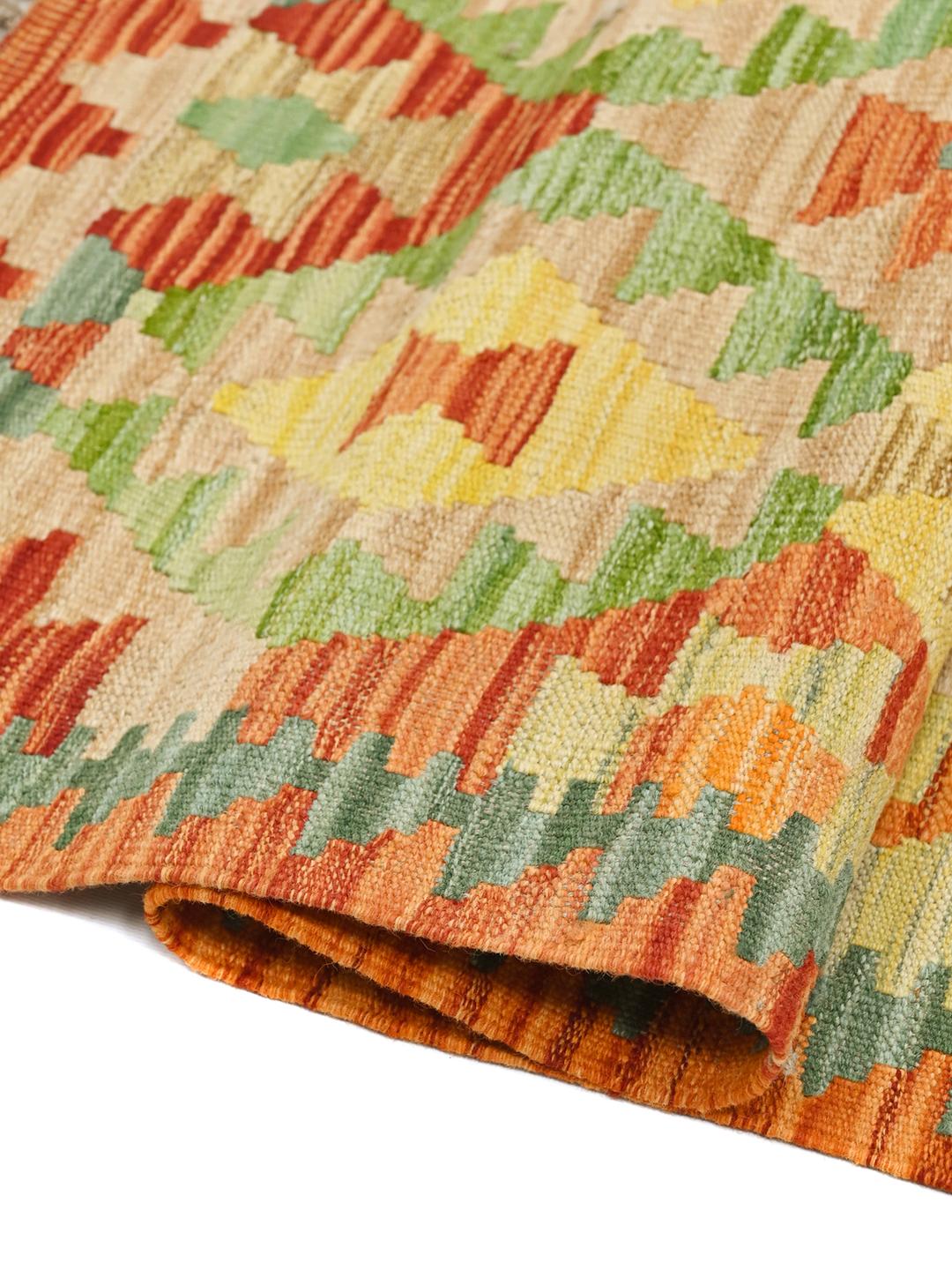 Tapis couloir Kelim Afghan tissé à la main dans des tons orange et vert