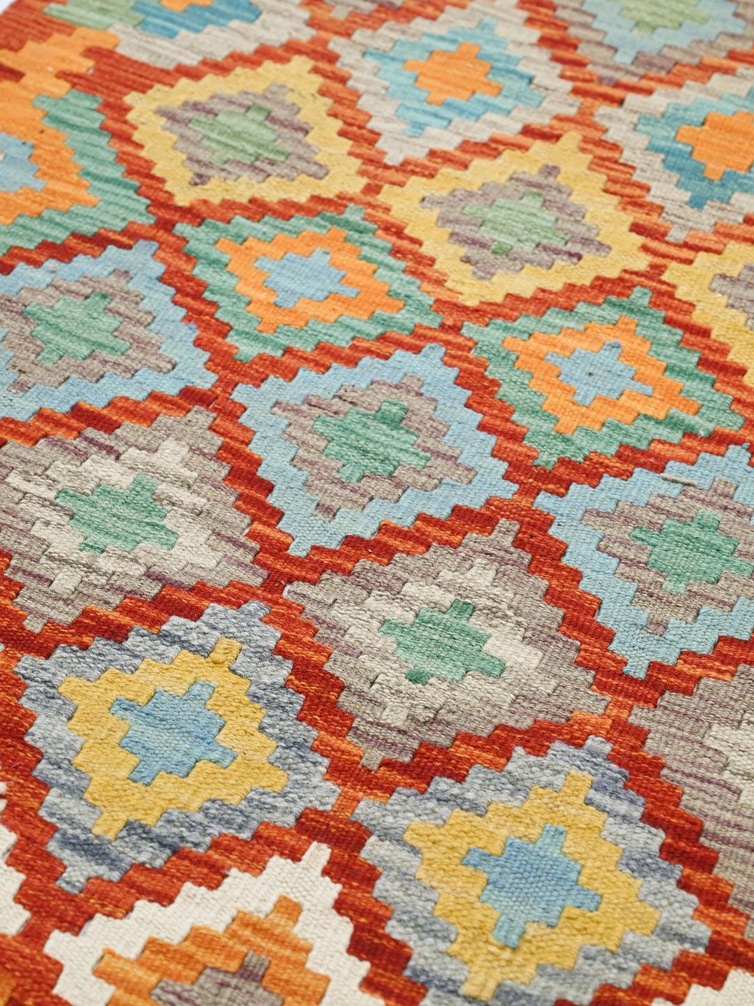 Handgeweven Afghaanse loper met een geometrisch patroon in levendige veelkleurige wol