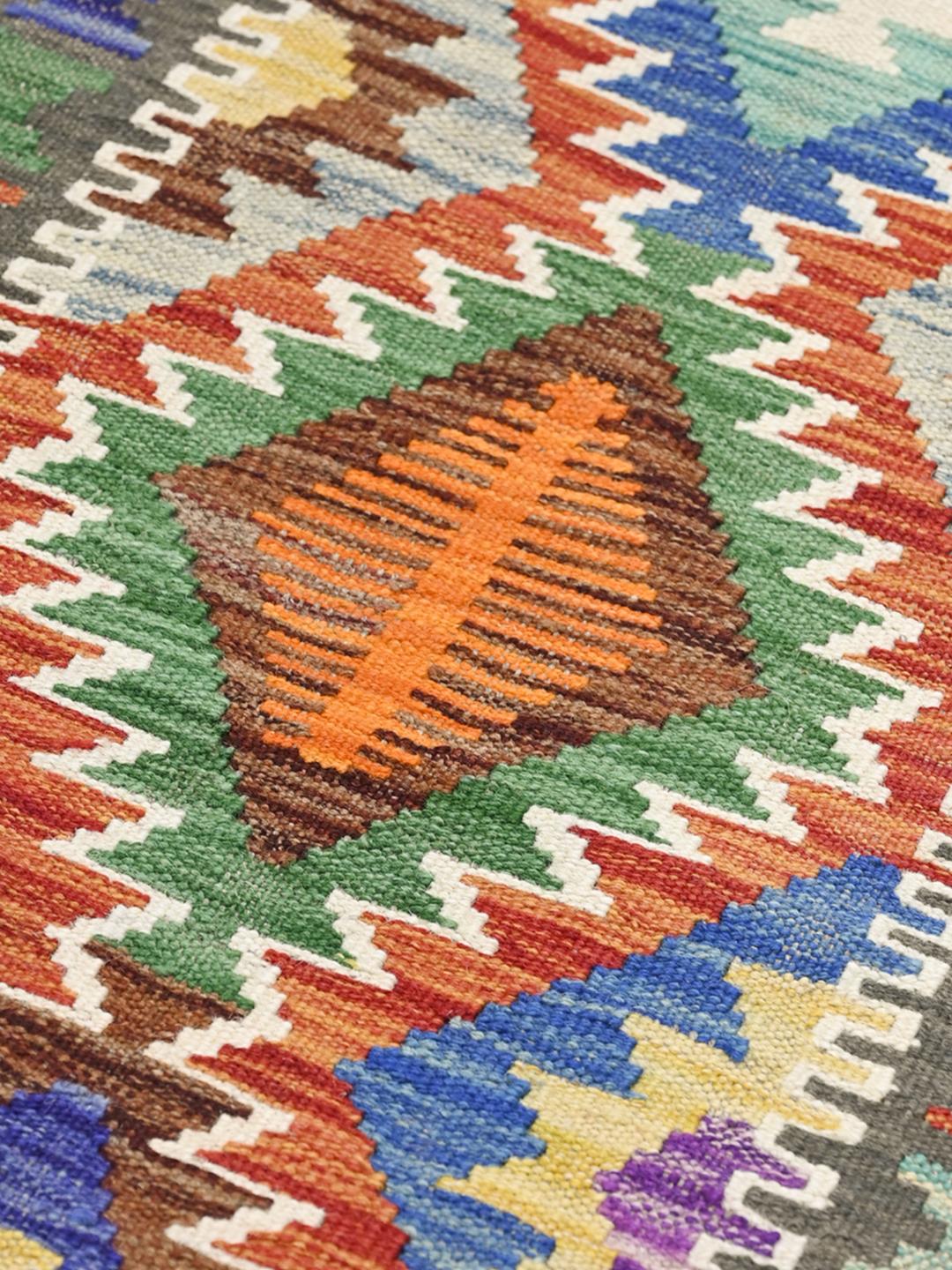 Runner afghano tessuto a mano con vivaci motivi geometrici in lana multicolore