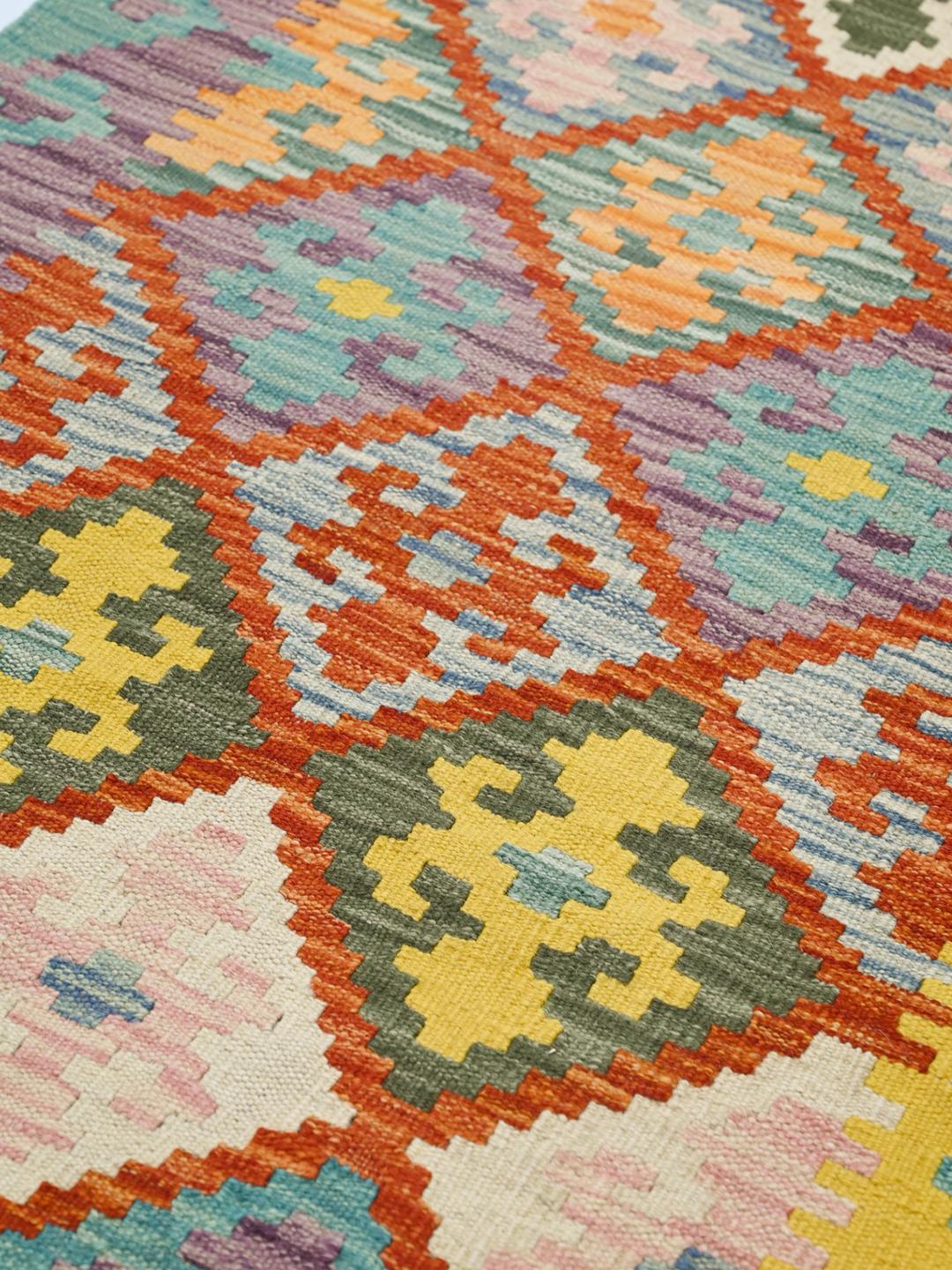 Handgeweven Afghaanse loper met een levendig meerkleurig geometrisch patroon
