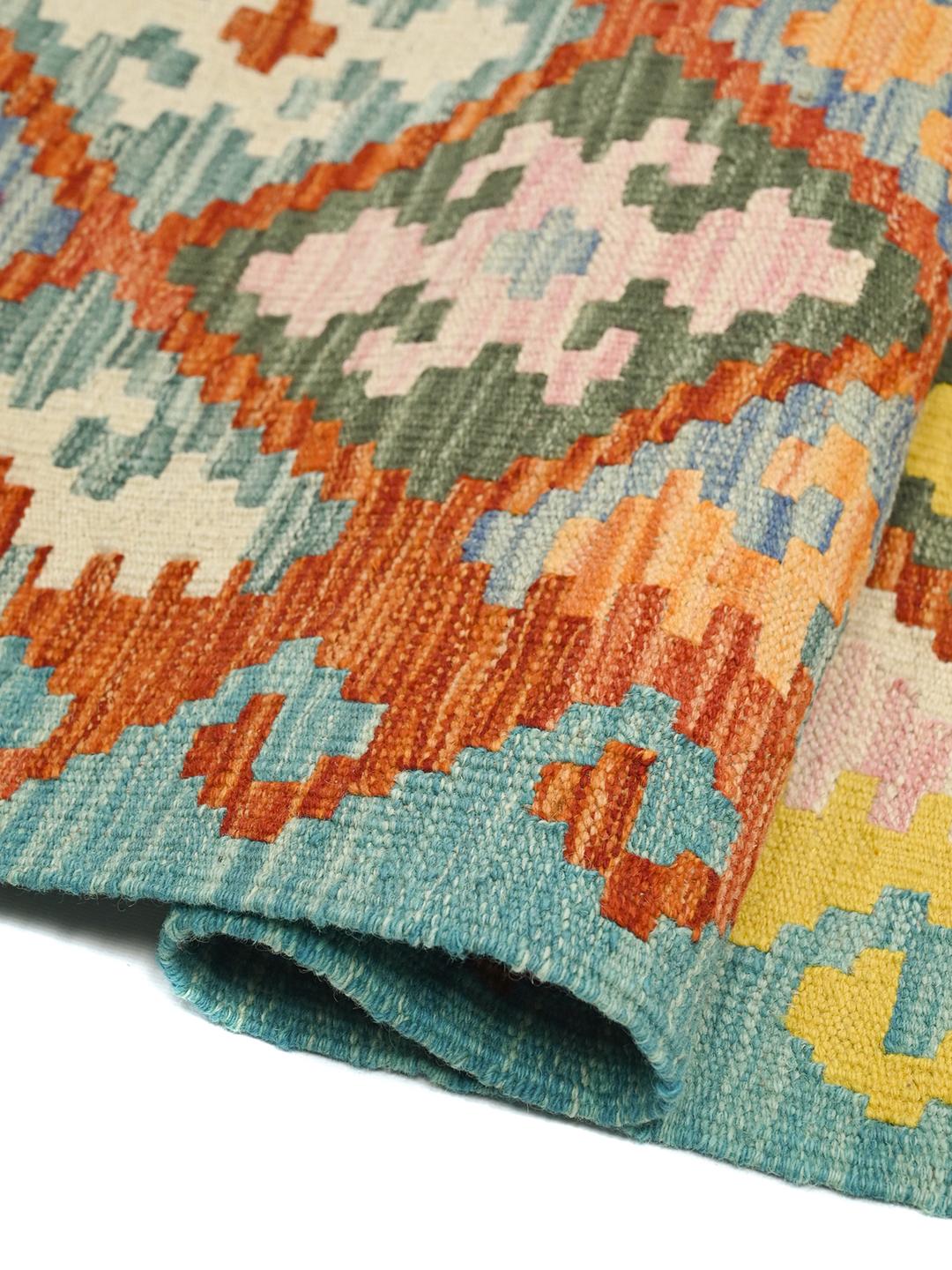 Handgeweven Afghaanse loper met een levendig meerkleurig geometrisch patroon