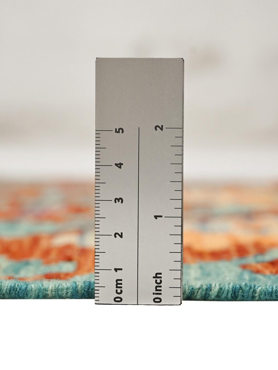 Handgeweven Afghaanse loper met een levendig meerkleurig geometrisch patroon