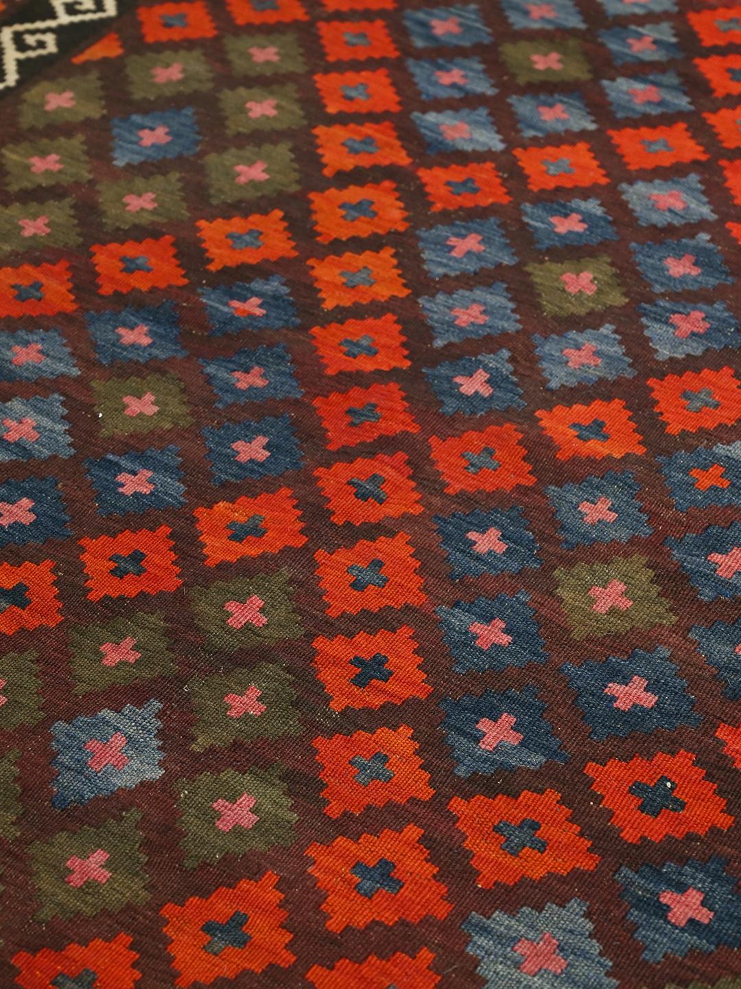 Håndvævet Kelim Maimane-tæppe fra Afghanistan med geometriske mønstre i brun og rød