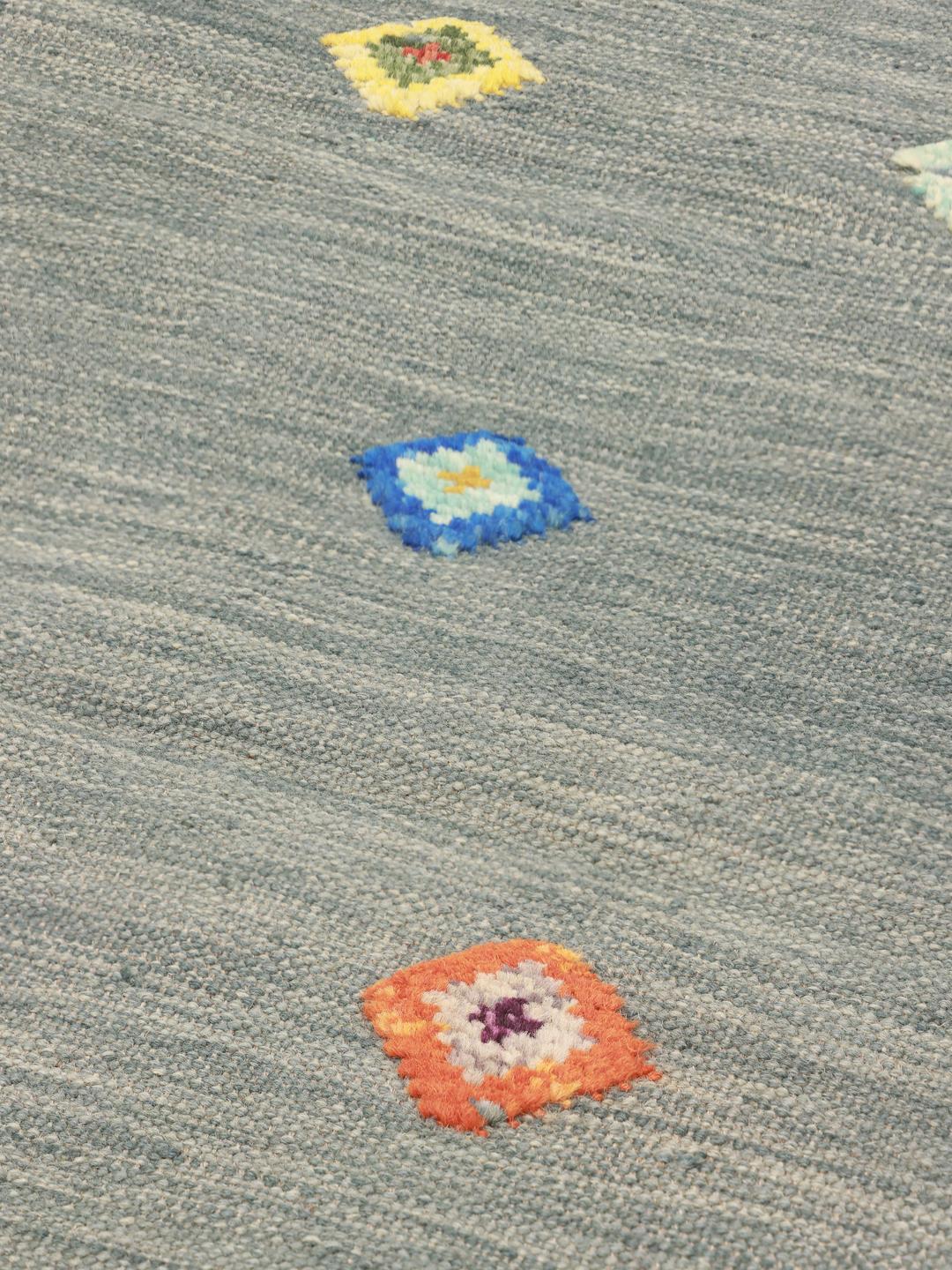 Tapis Kelim Nimbaft afghan tissé à la main avec un champ gris et des motifs en losange colorés