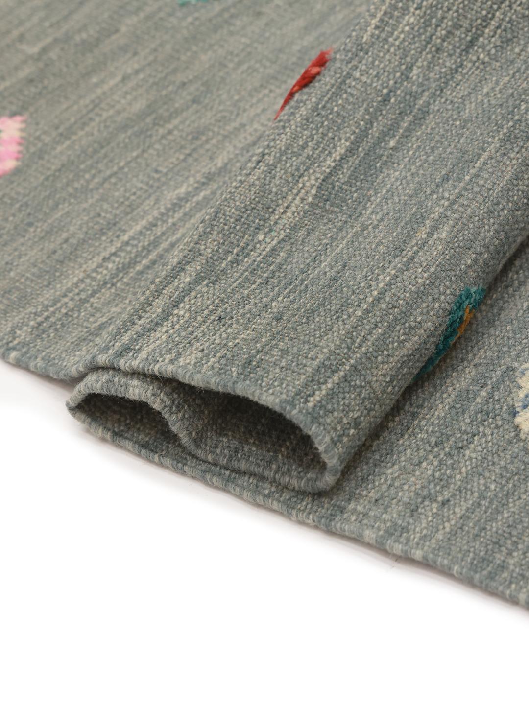 Tapis Kelim Nimbaft afghan tissé à la main avec un champ gris et des motifs en losange colorés