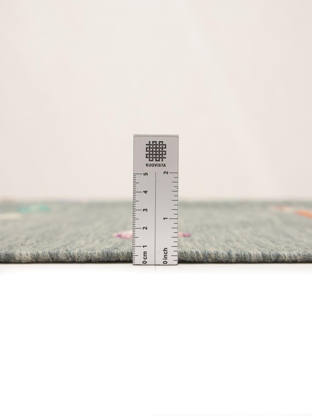 Tapis Kelim Nimbaft afghan tissé à la main avec un champ gris et des motifs en losange colorés