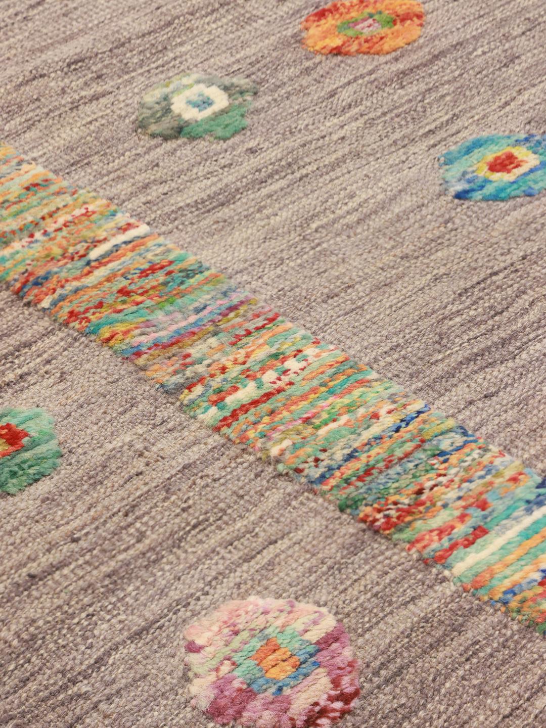 Tapis Kelim afghan tissé à la main avec des motifs colorés sur fond gris