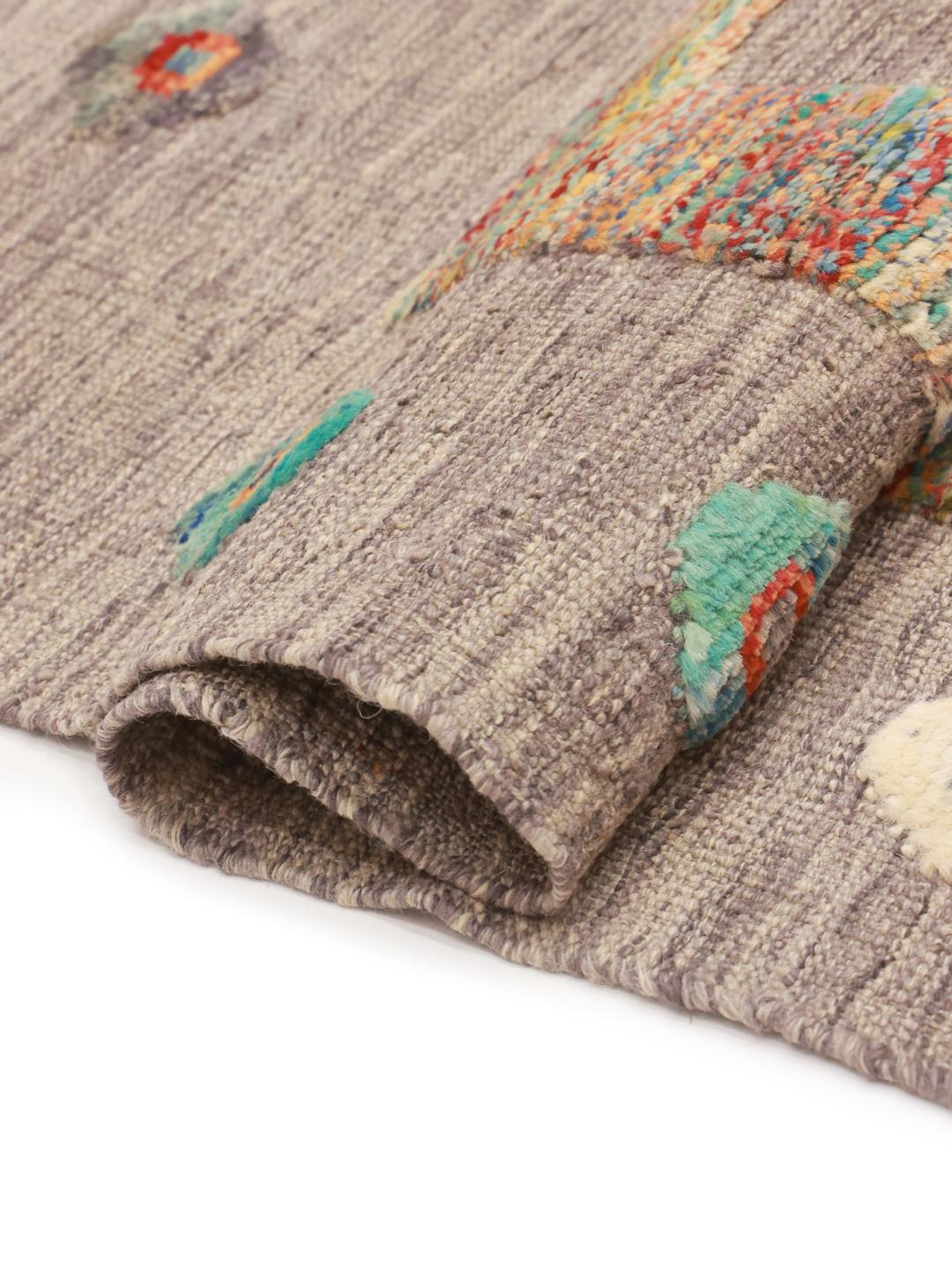 Tapis Kelim afghan tissé à la main avec des motifs colorés sur fond gris