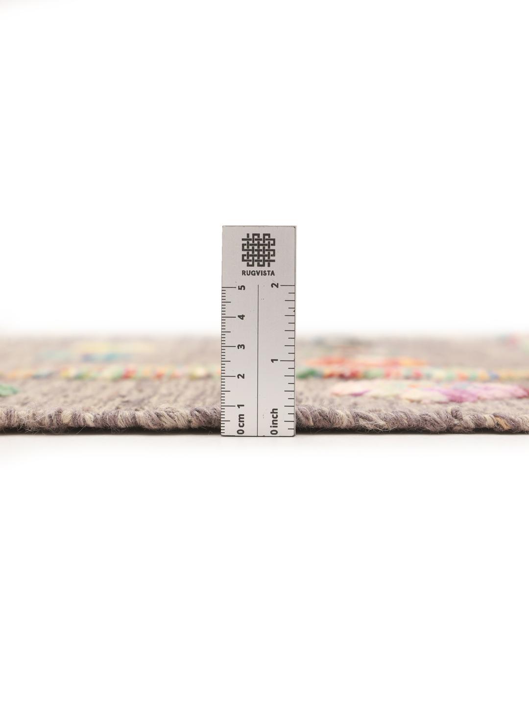 Tapis Kelim afghan tissé à la main avec des motifs colorés sur fond gris