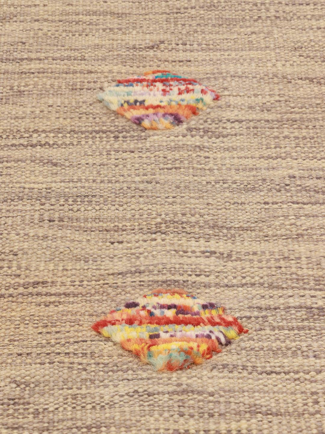 Handgeweven Afghaans Kelim-tapijt met een beige veld en kleurrijke verspreide motieven