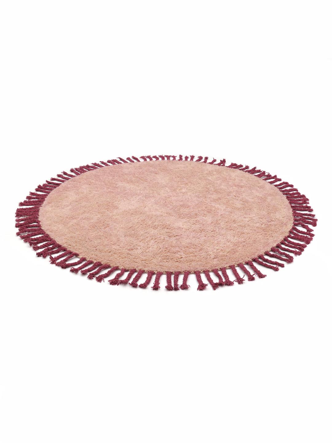 Roze rond tapijt met donkerrode franjes