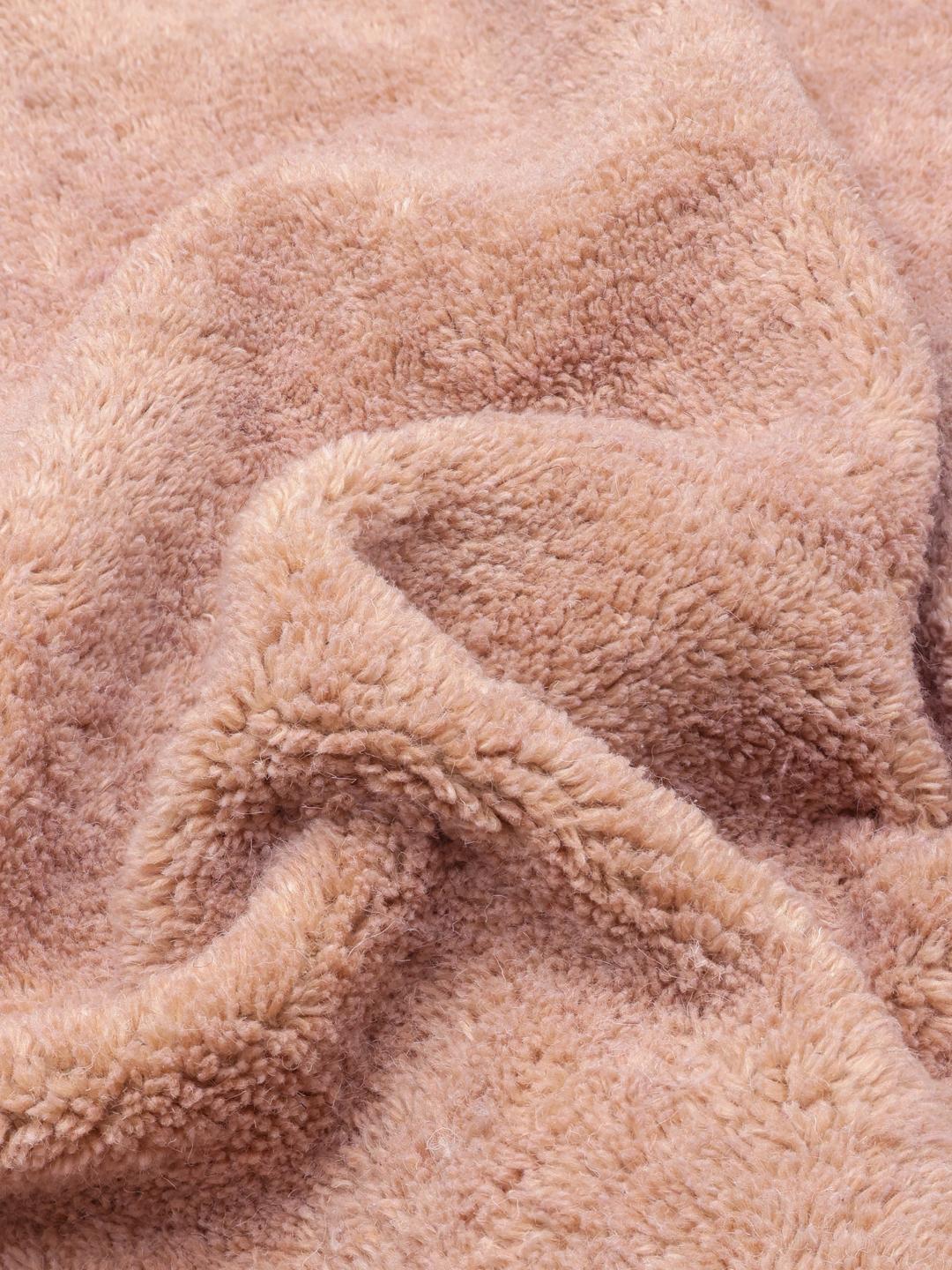 Roze rond tapijt met donkerrode franjes