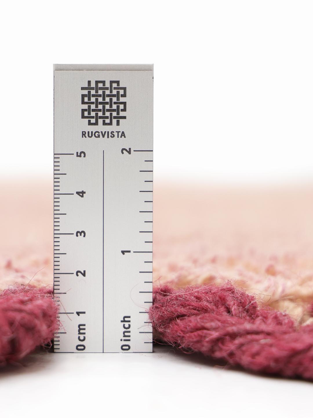 Roze rond tapijt met donkerrode franjes