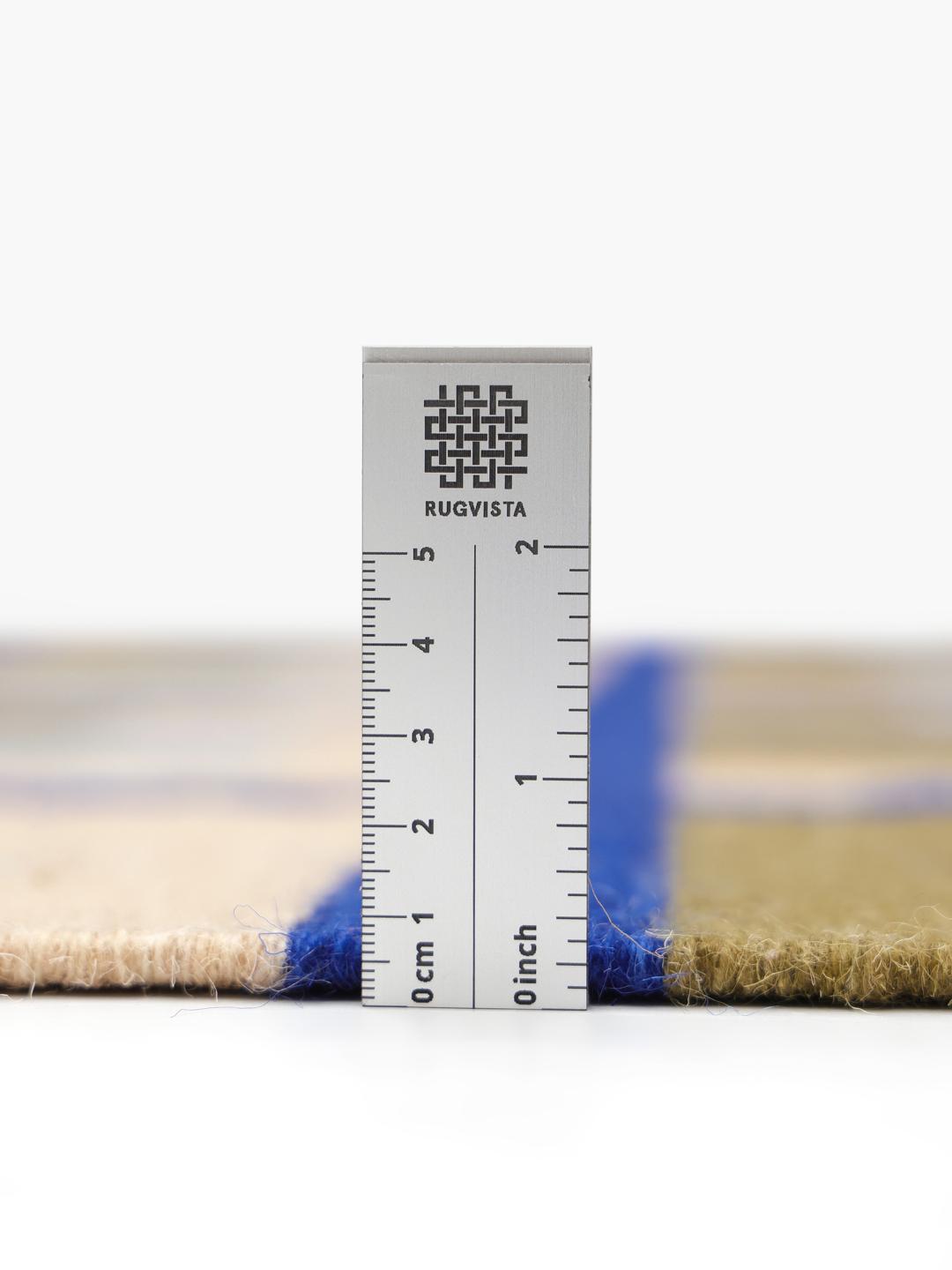 Een handgeweven groen vloerkleed met een geometrisch rasterpatroon