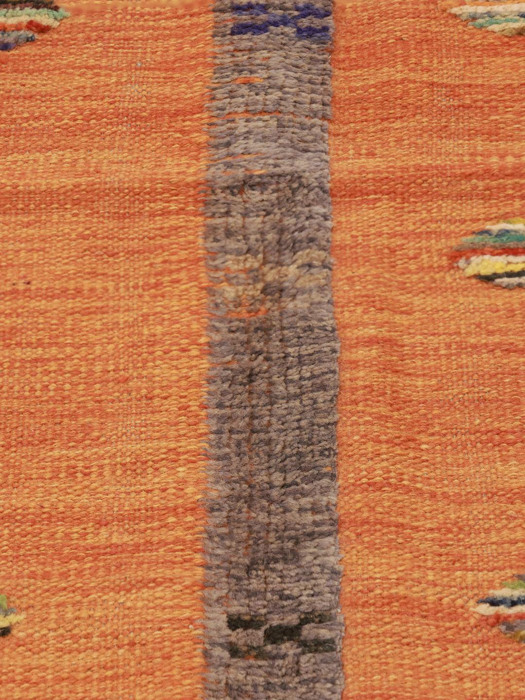 Een handgeweven oranje Kelim Nimbaft kleed uit Afghanistan met een herhalend geometrisch motief.
