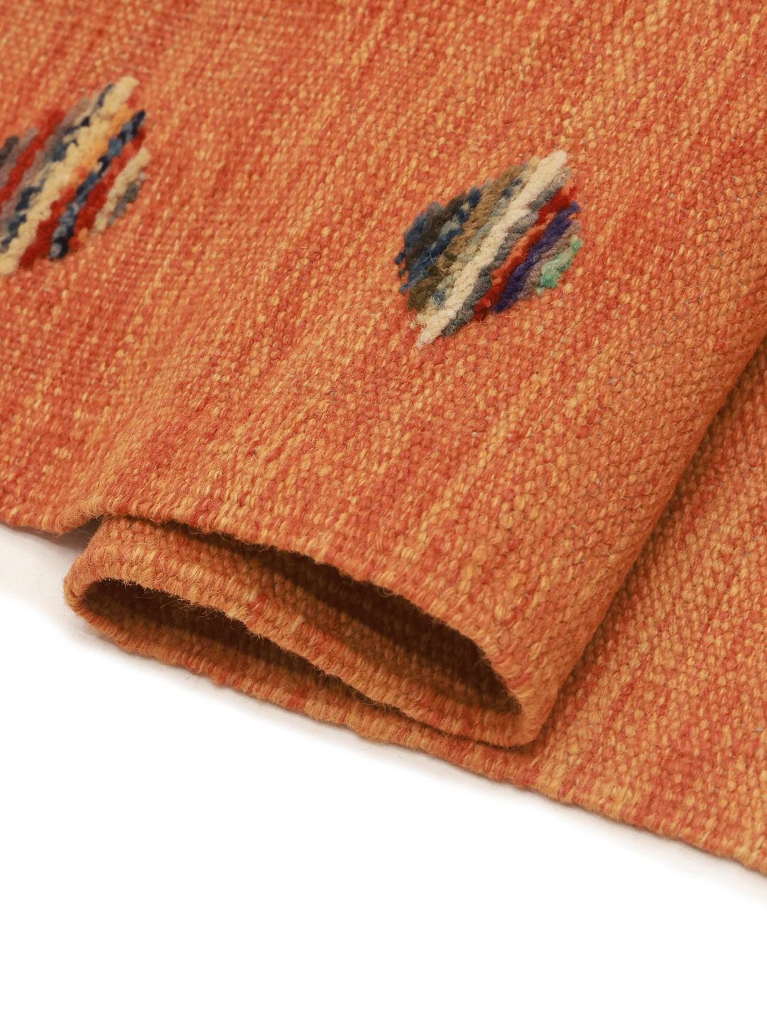 Een handgeweven oranje Kelim Nimbaft kleed uit Afghanistan met een herhalend geometrisch motief.