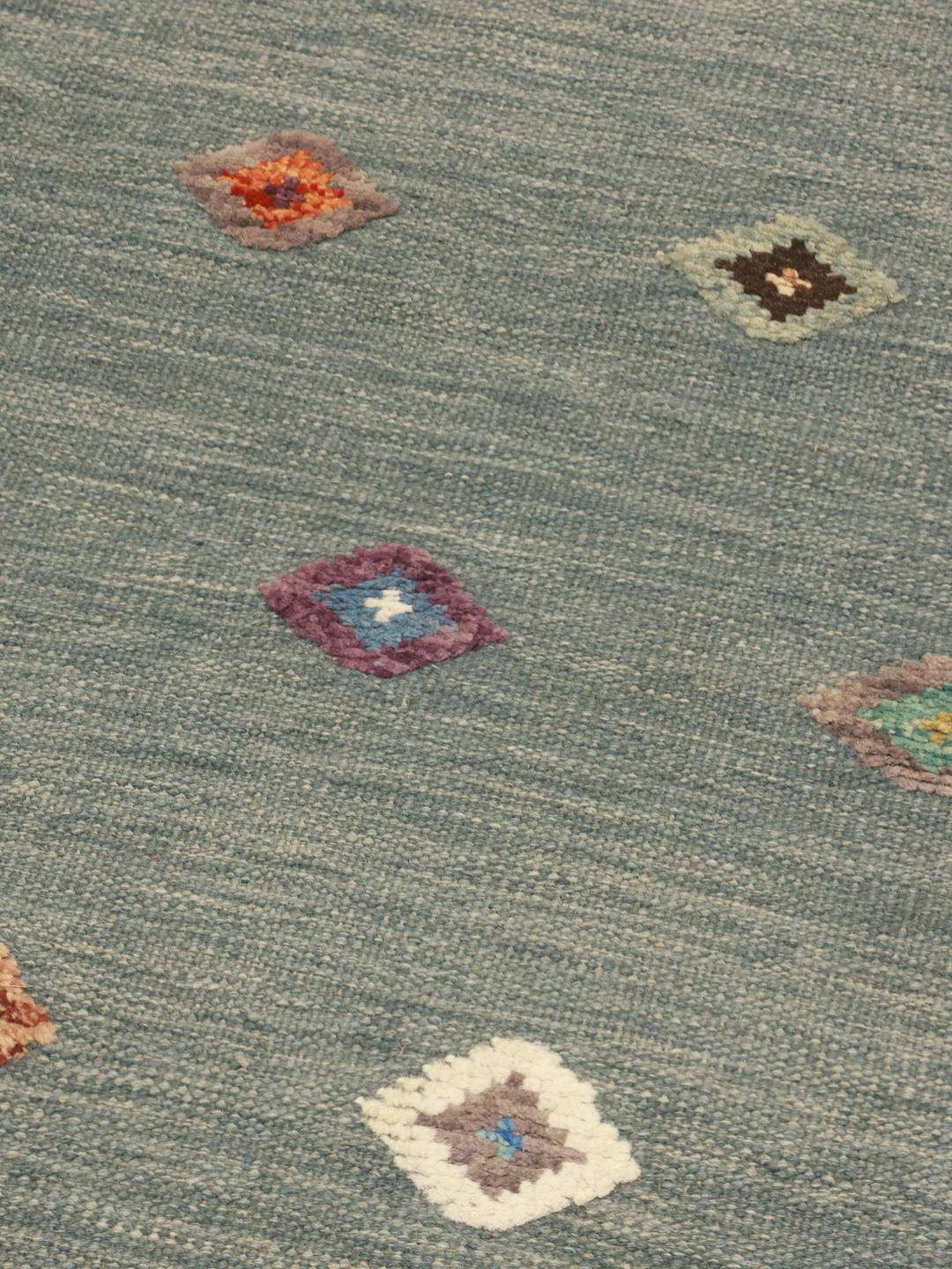 Tapete Kilim afegão tecido à mão com um campo azul-ardósia e pequenos motivos geométricos