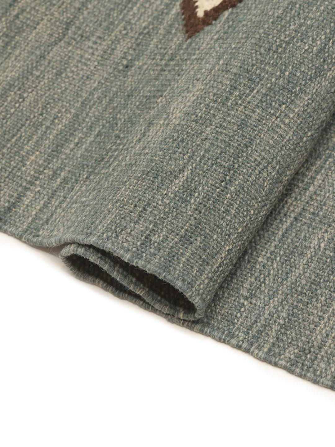 Tapete Kilim afegão tecido à mão com um campo azul-ardósia e pequenos motivos geométricos