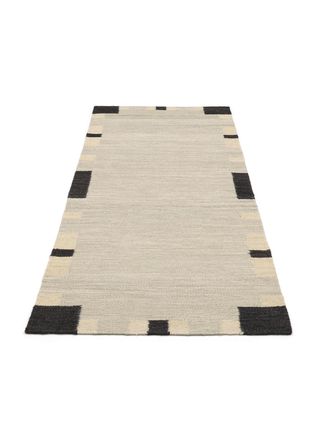 Beige en zwarte loper tapijt met een geometrische rand