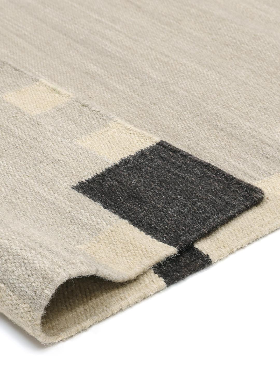 Beige en zwarte loper tapijt met een geometrische rand