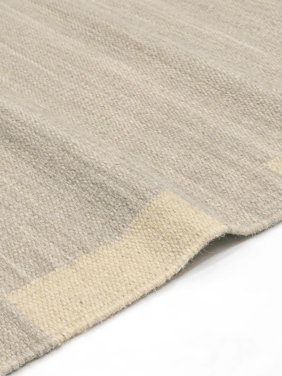 Beige tapijt met een donkere rand