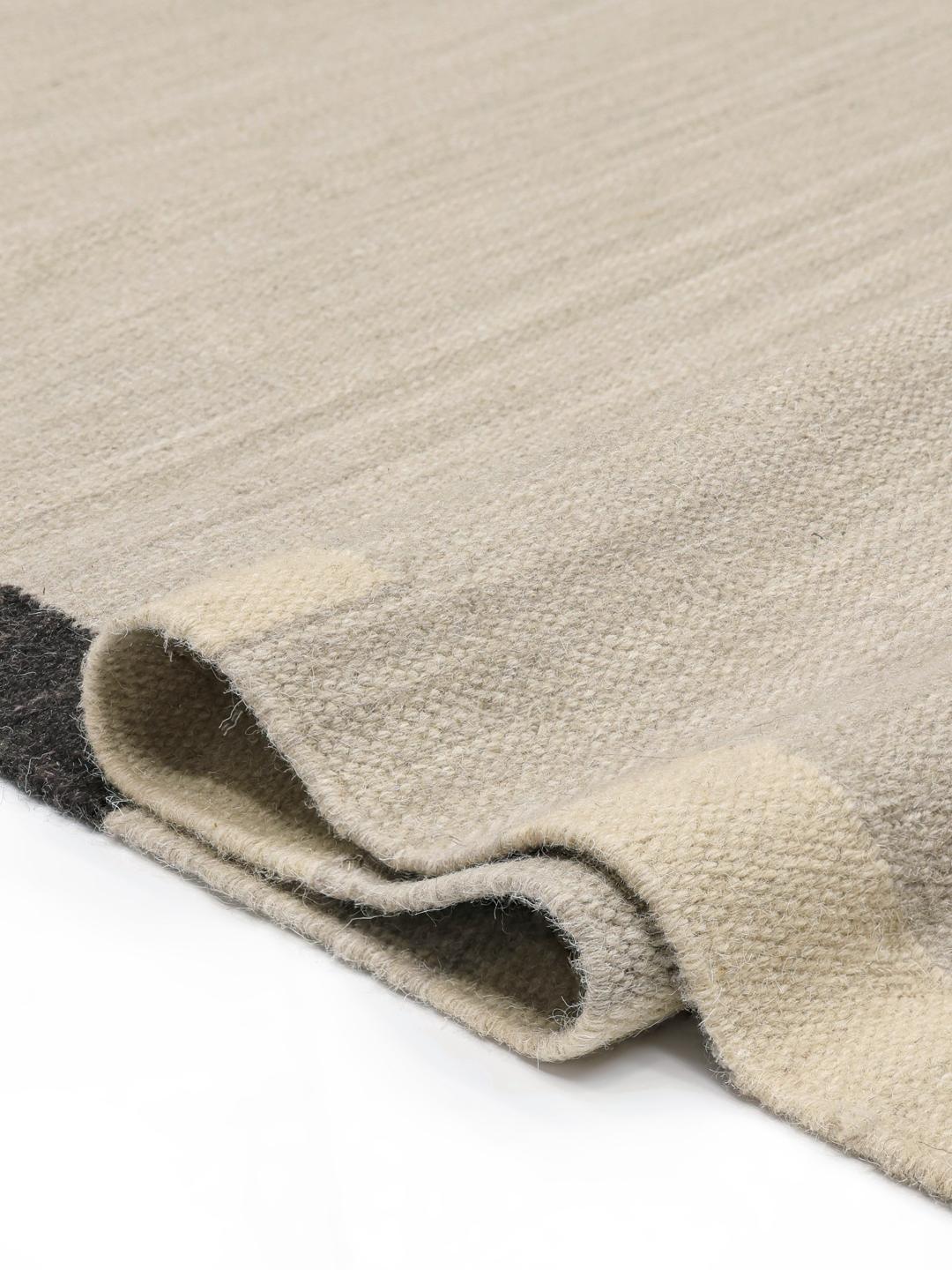 Beige tapijt met een donkere rand
