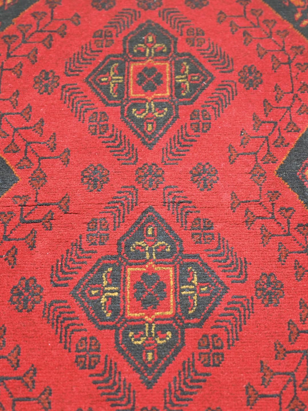 Tapis de couloir Afghan Khal Mohammadi noué à la main en laine rouge et noire